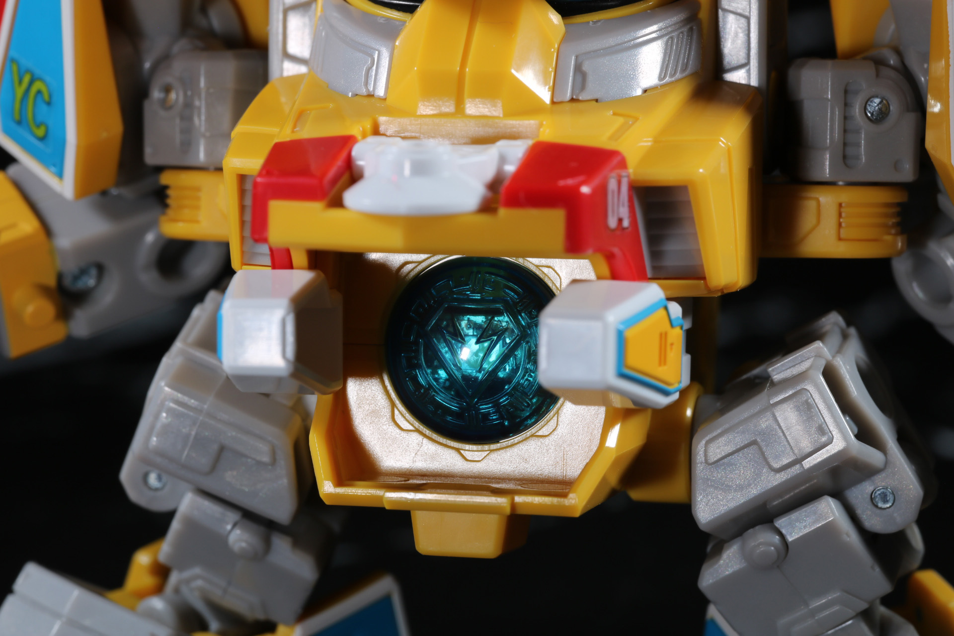 腹部の「クラッシャーカノン」にはプラネットエンブレムの紋章がモールドされている