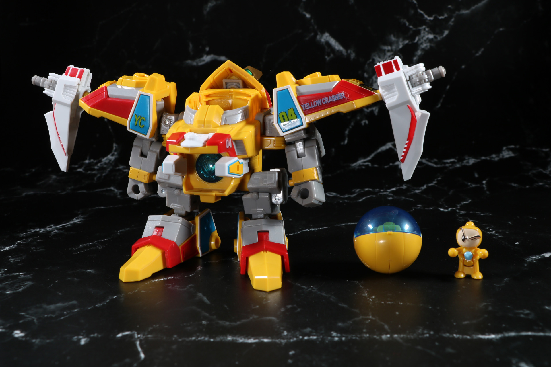 「イエロークラッシャー」本体、ビーダカプセル、B・ビーダマン比較