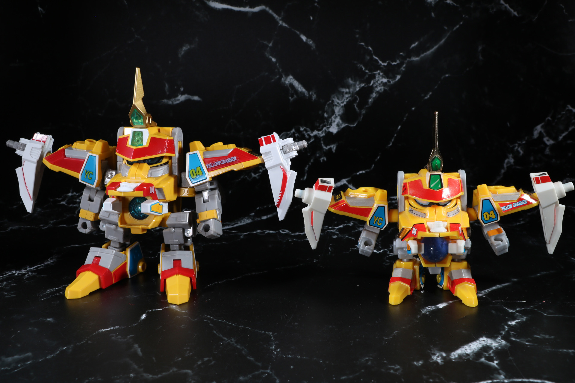 当時品の「A-10 イエロークラッシャー」（右）と比較