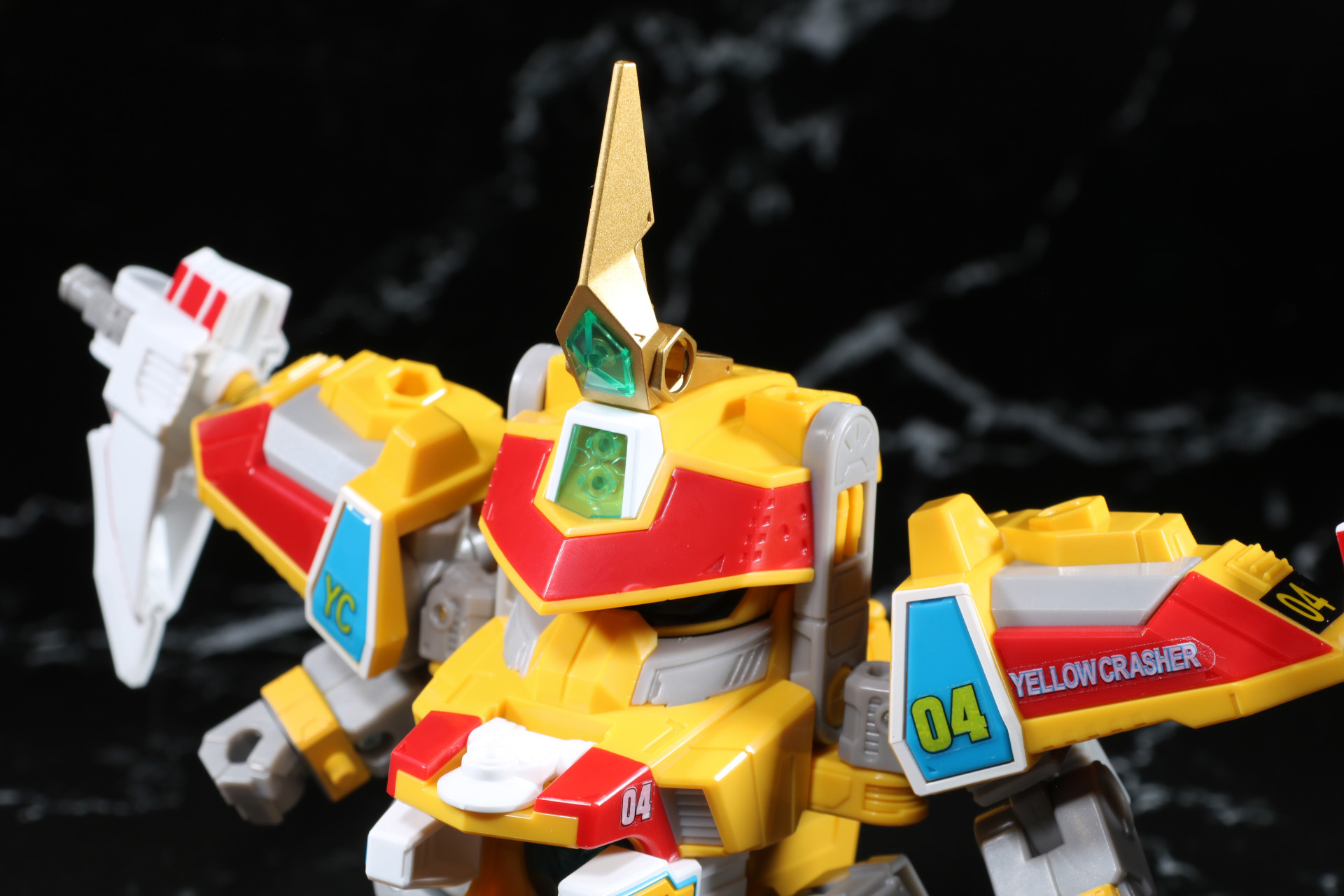 頭部のひさしは後ろへ倒し、ビーダカプセルを反転させることでコックピットが露出