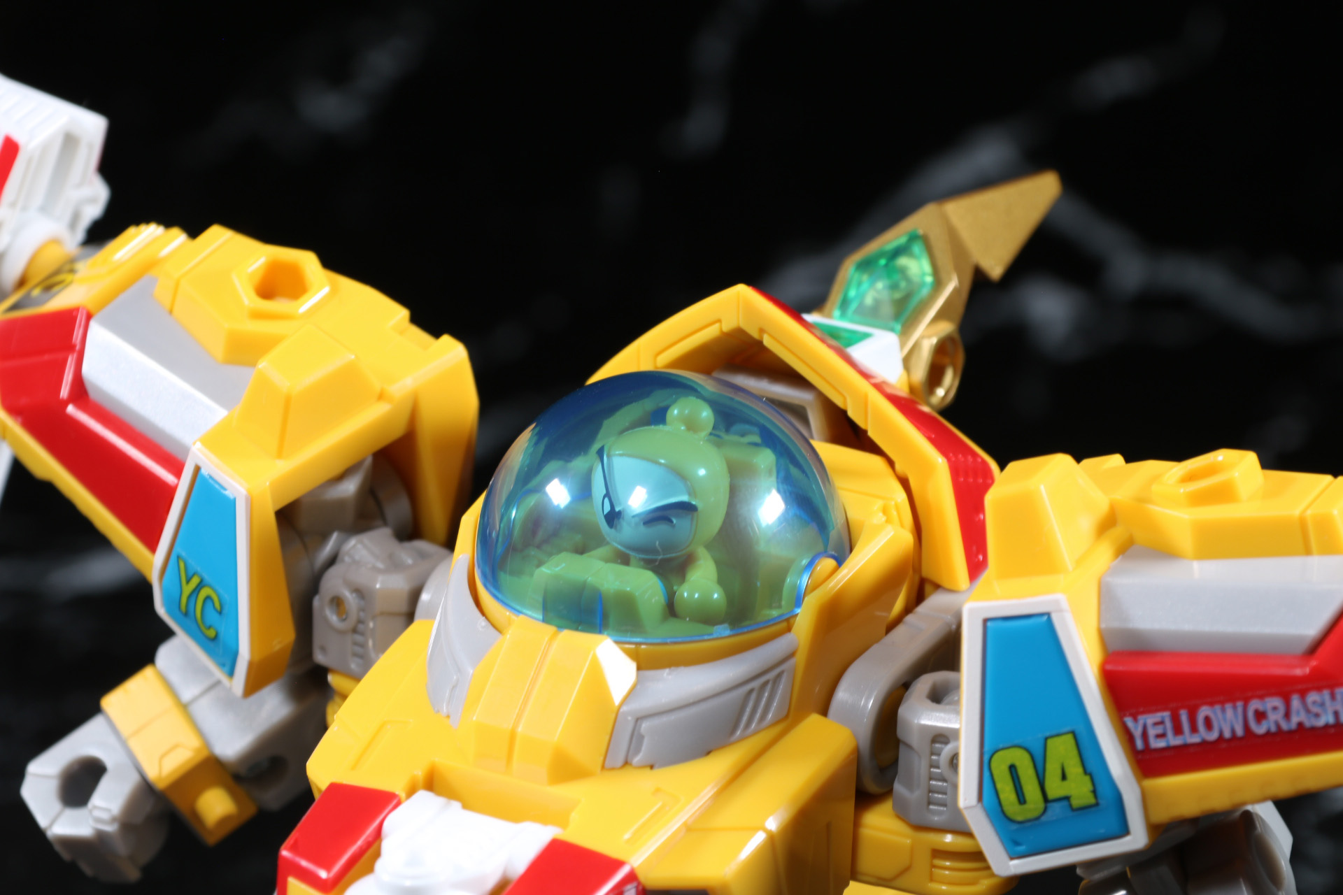 頭部のひさしは後ろへ倒し、ビーダカプセルを反転させることでコックピットが露出