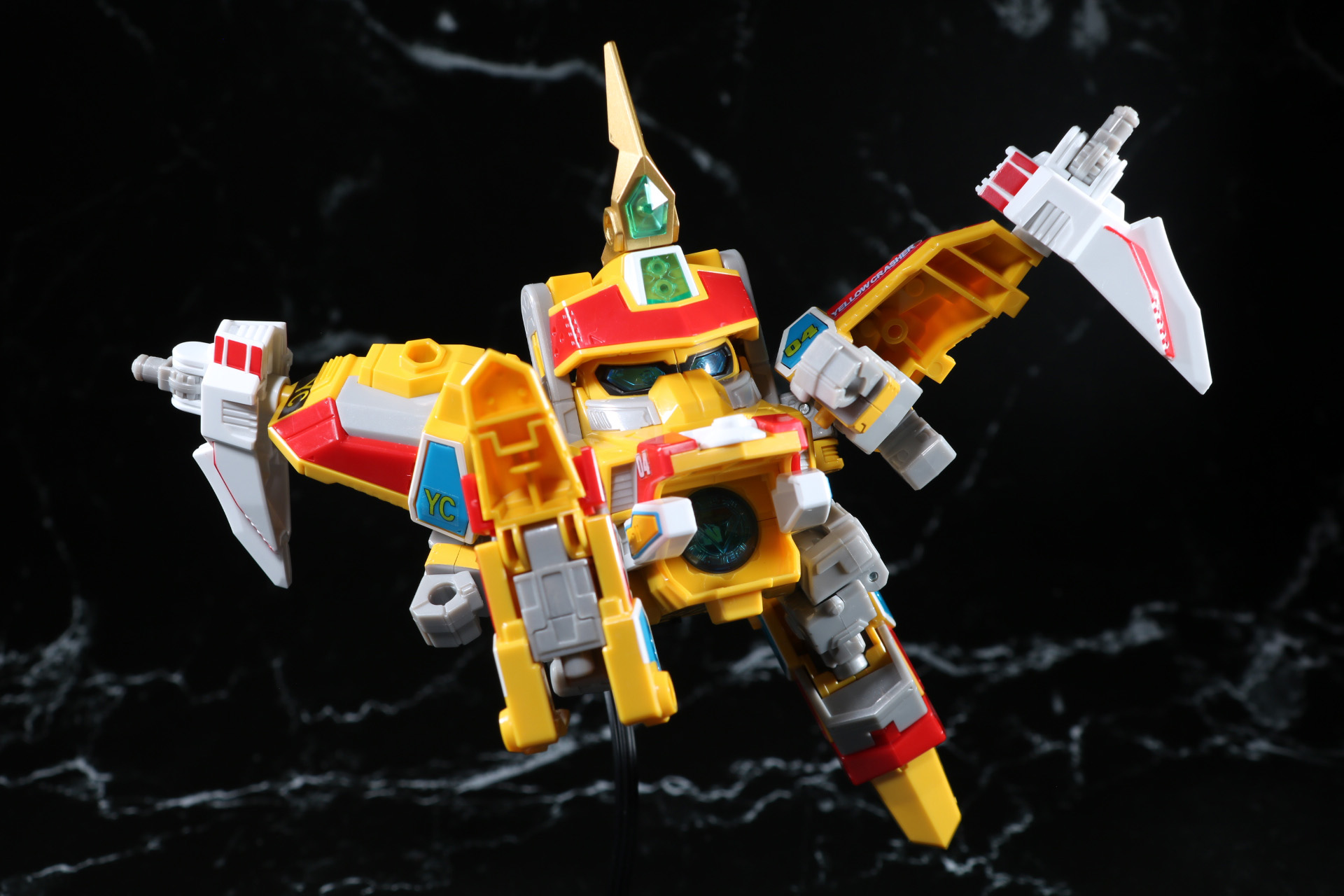 100円ショップのディスプレイスタンドでよりアグレッシブなポーズ表現も可能