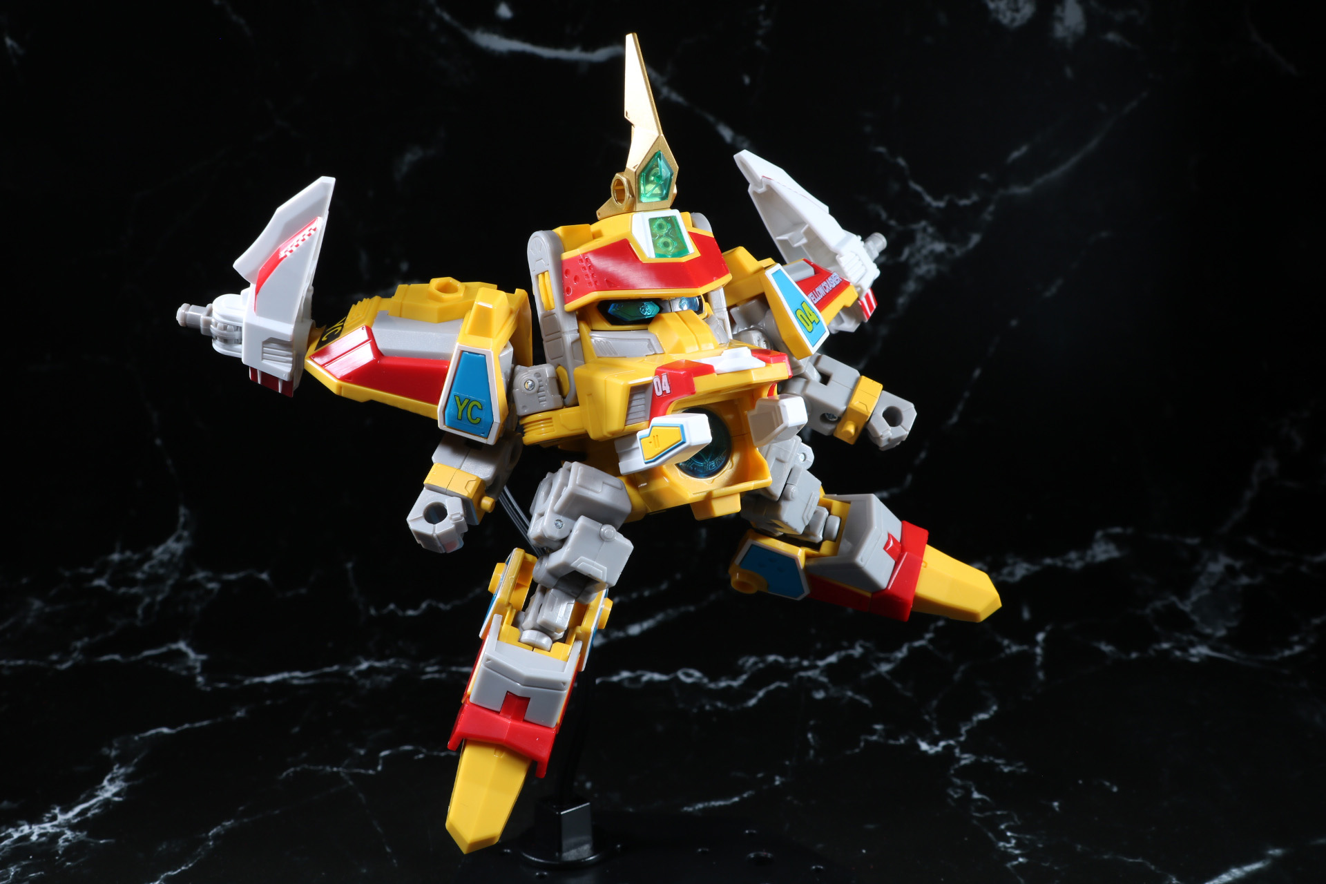 「DMB-01 ホワイトブロス」（中央）、「DMB-02 ブルーブレイバー」（左）とディスプレイ