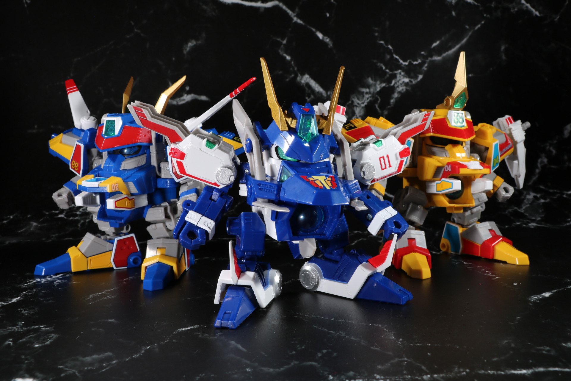 「DMB-01 ホワイトブロス」（中央）、「DMB-02 ブルーブレイバー」（左）とディスプレイ