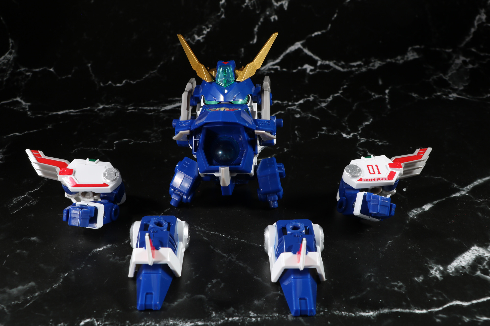 「DMB-01 ホワイトブロス」の各パーツを分離