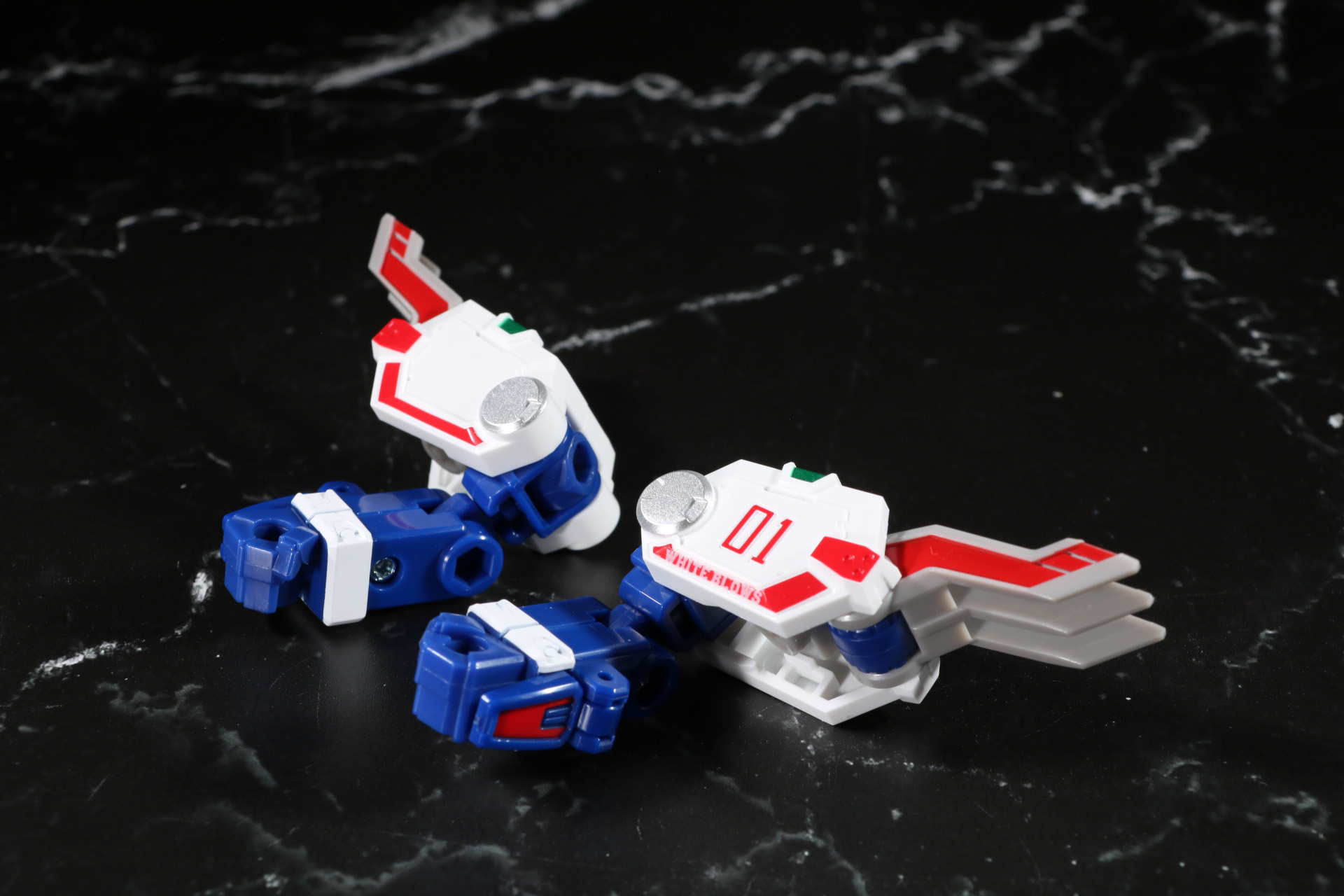 腕部を変形。肩アーマー部分から「セイントブラスター」の腕部を展開