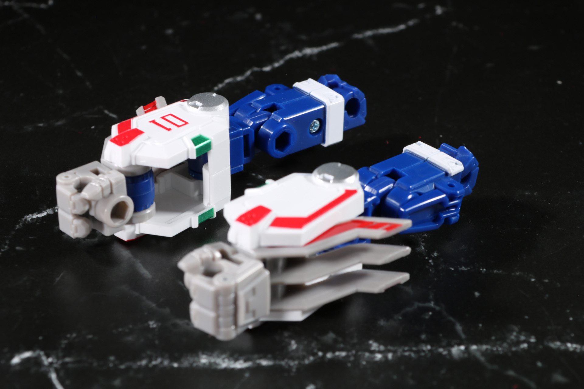 腕部を変形。肩アーマー部分から「セイントブラスター」の腕部を展開