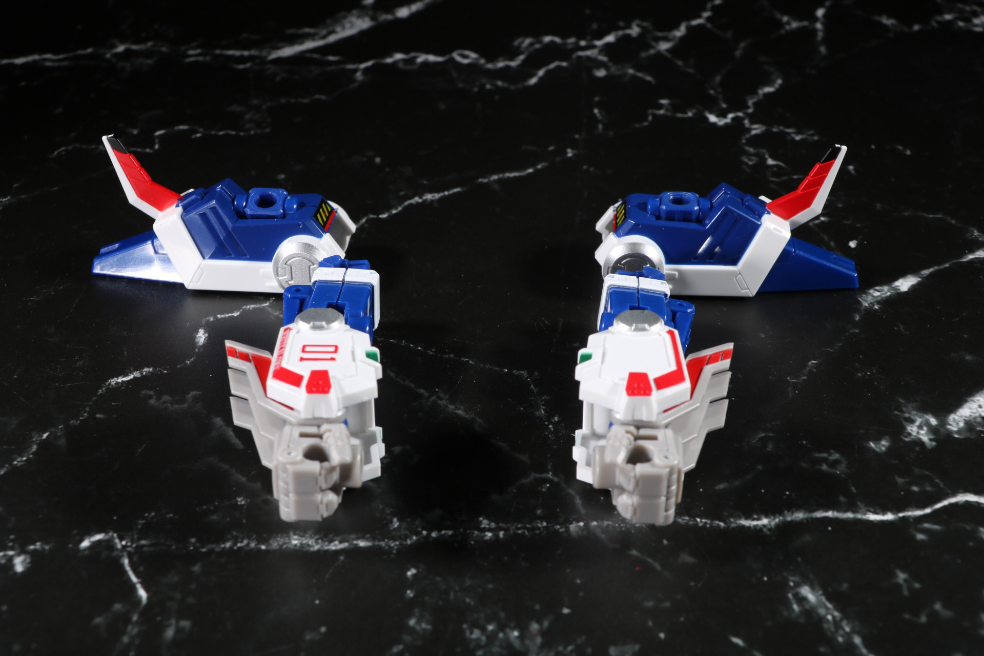 つま先パーツと腕部パーツを合体。つま先パーツが肩アーマーとなる