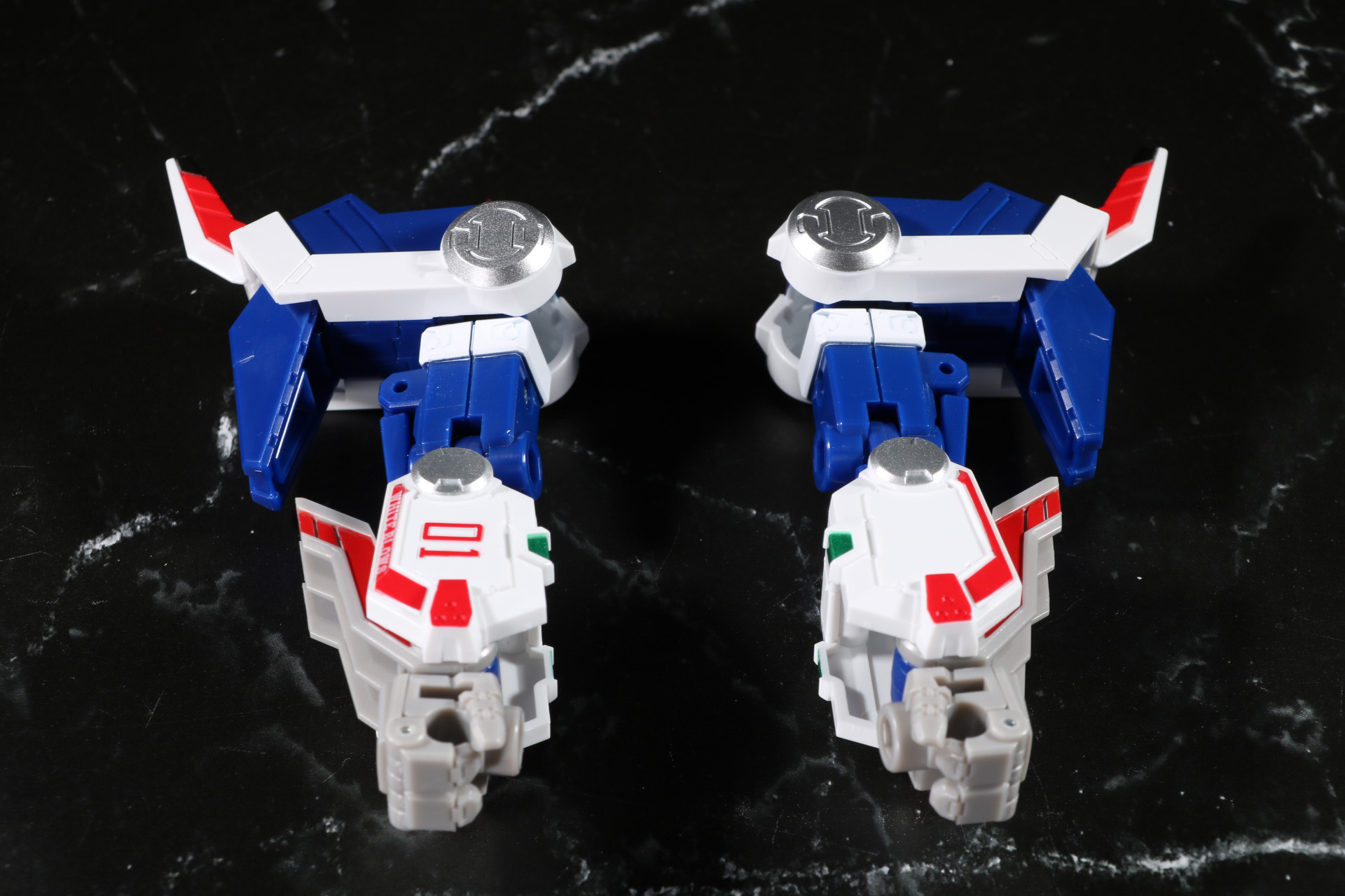 つま先パーツと腕部パーツを合体。つま先パーツが肩アーマーとなる