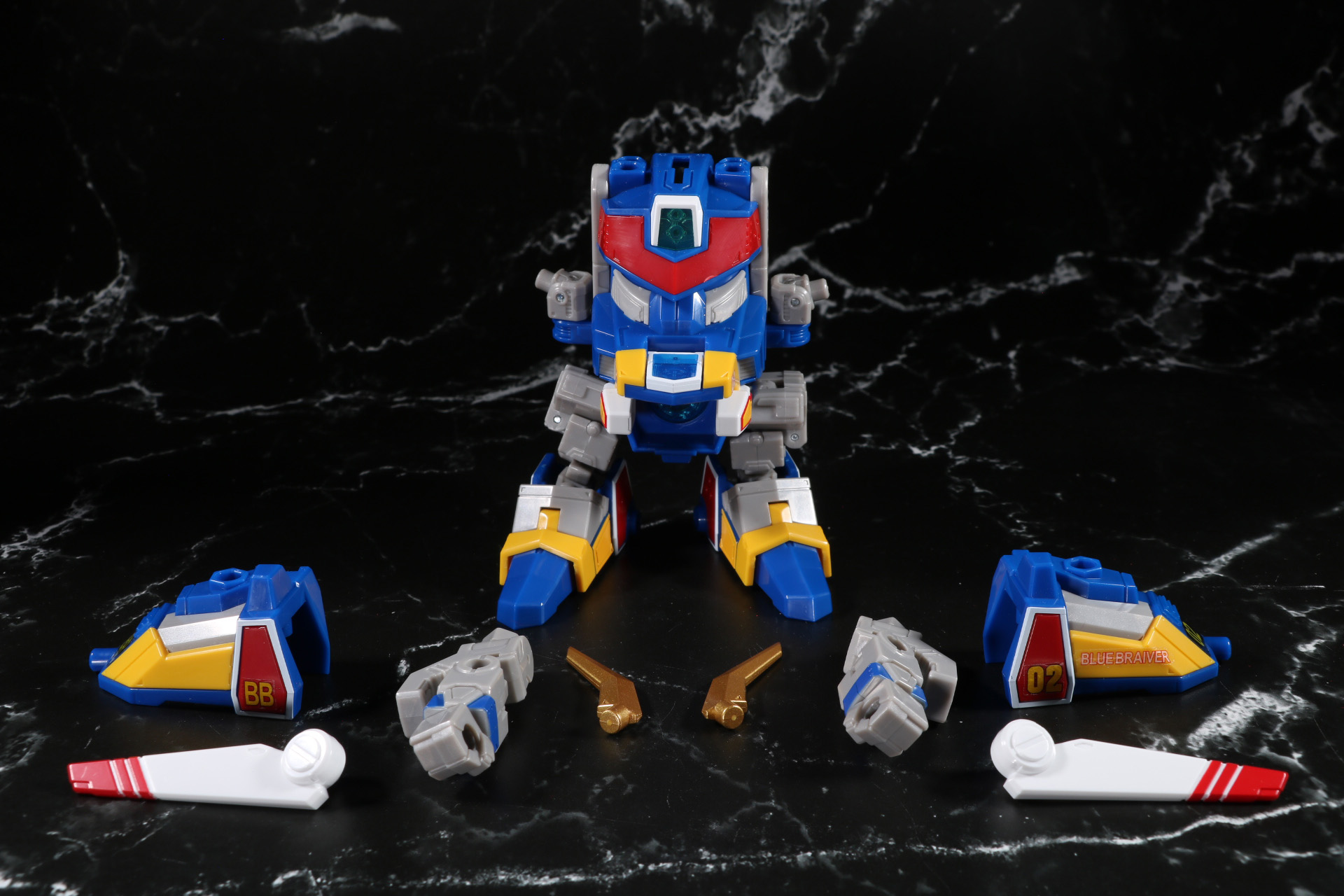 「DMB-02 ブルーブレイバー」の各パーツを分離