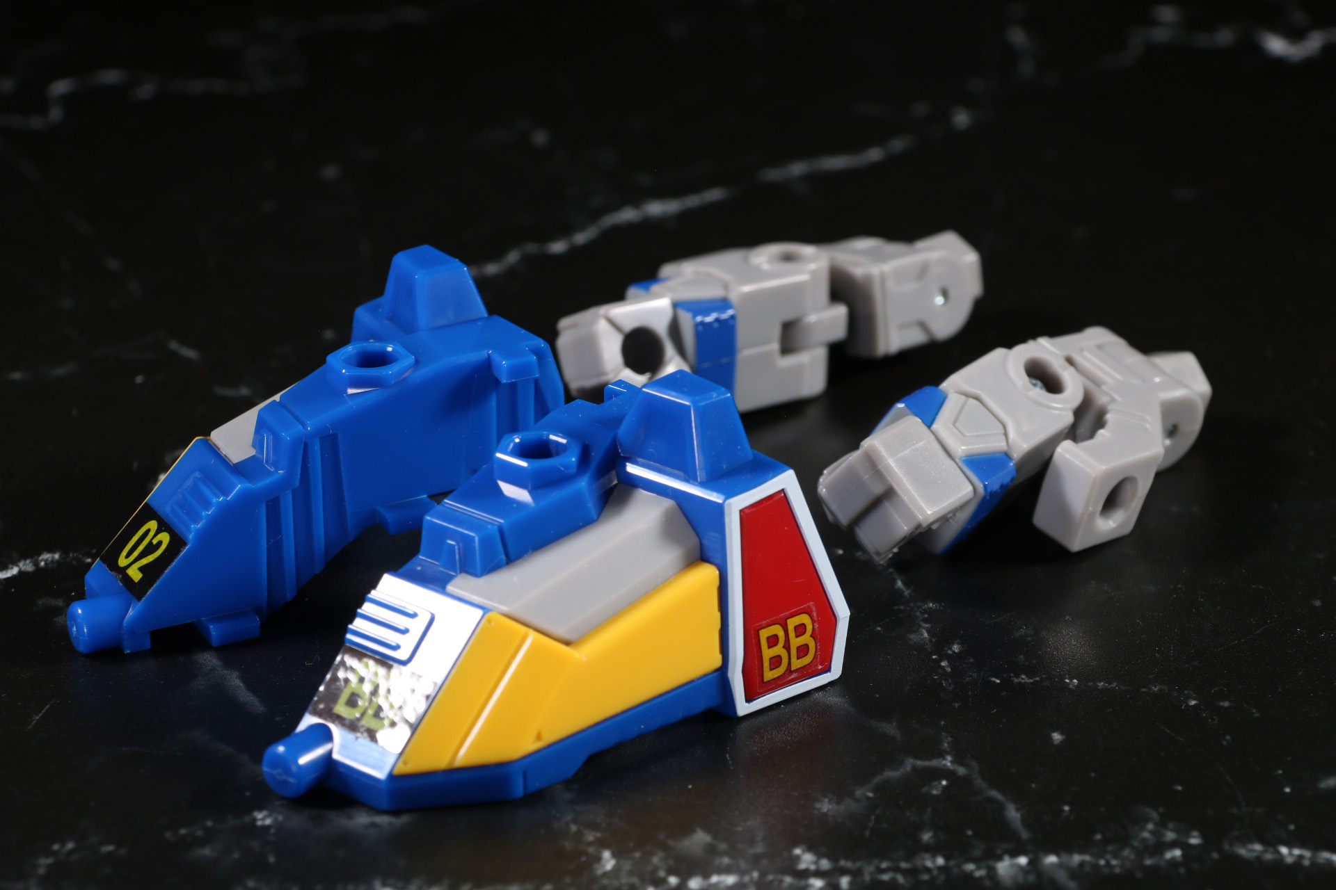 腕部と肩アーマーを組み替えて「セイントブラスター」のつま先パーツを形成