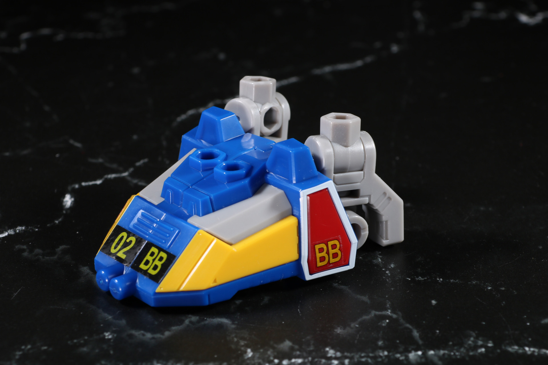 腕部と肩アーマーを組み替えて「セイントブラスター」のつま先パーツを形成