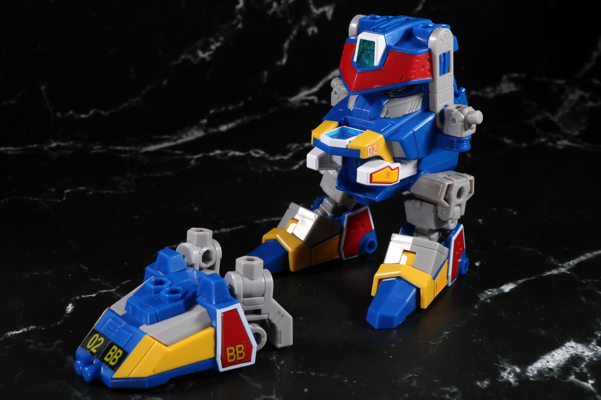 本体とつま先パーツを合体。「ブルーブレイバー」本体の脚部を反転させて、踵のジョイント部分に接続