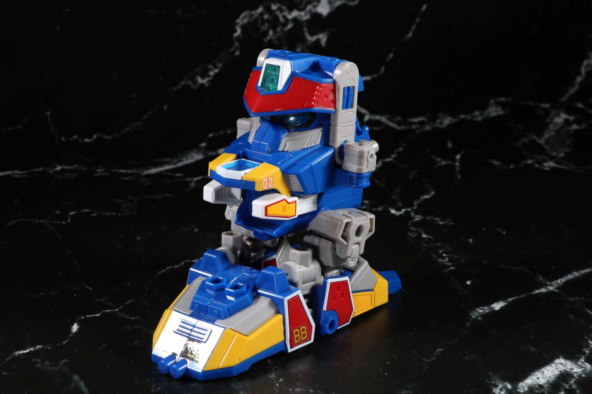 本体とつま先パーツを合体。「ブルーブレイバー」本体の脚部を反転させて、踵のジョイント部分に接続