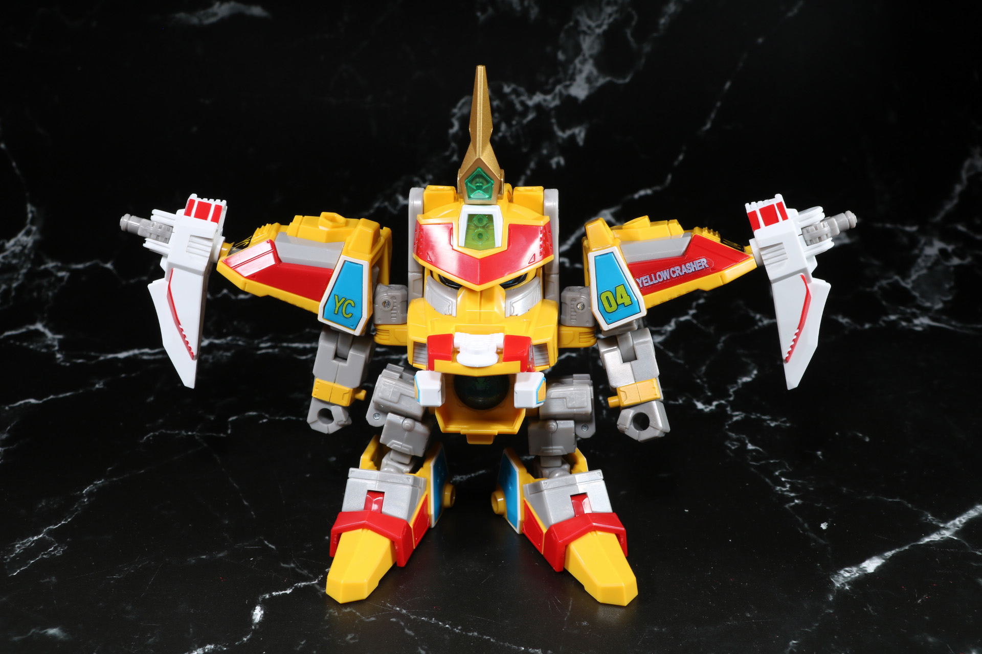 「DMB-03 イエロークラッシャー」の各パーツを分離