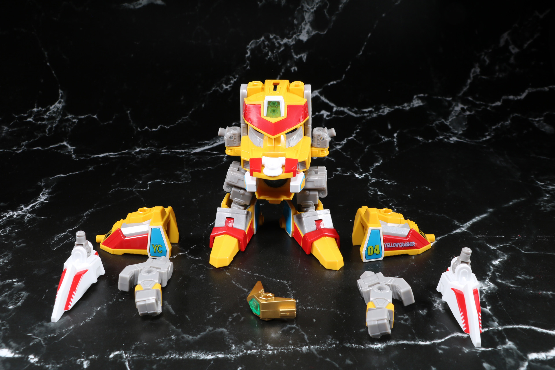 「DMB-03 イエロークラッシャー」の各パーツを分離