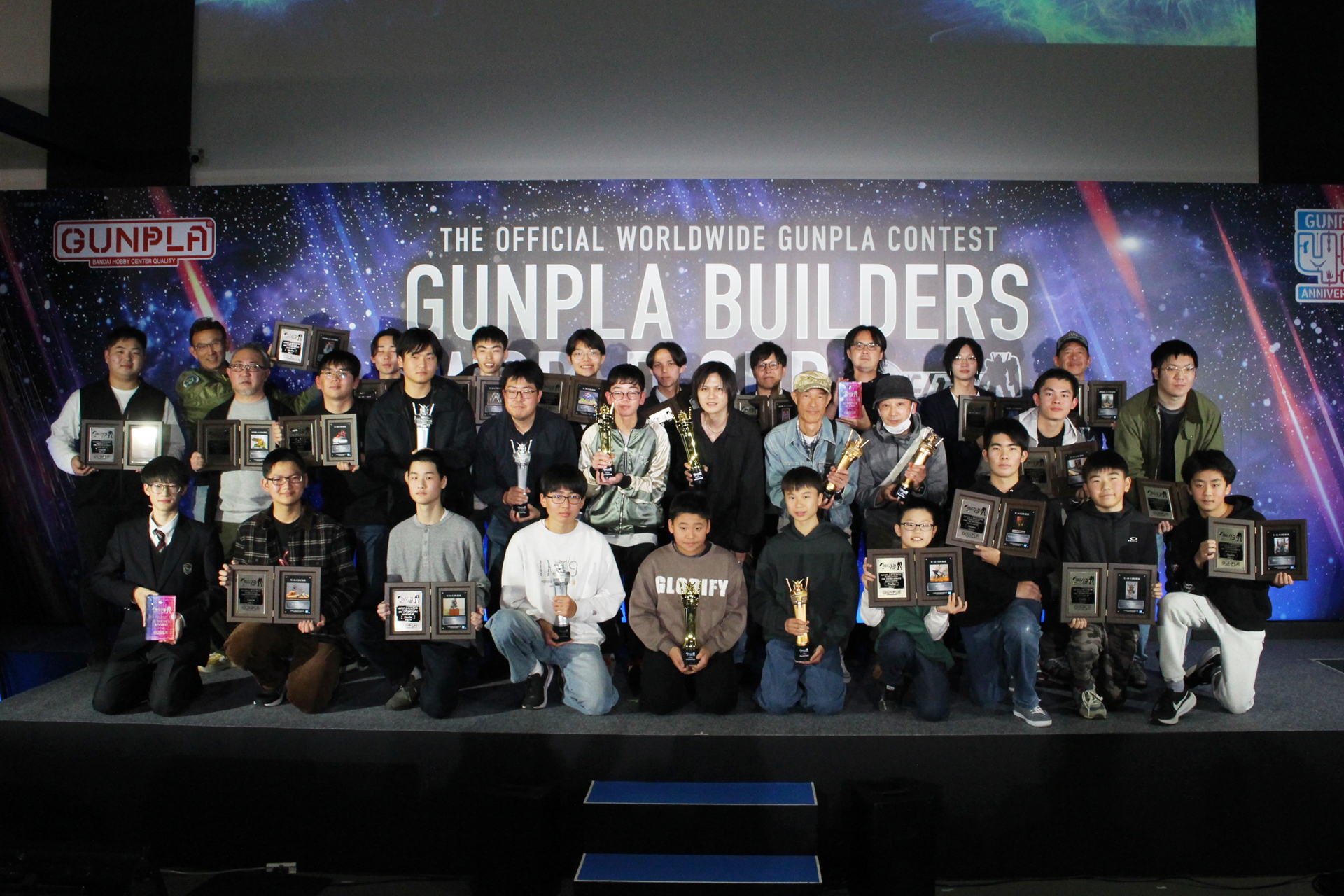 「GBWC 13th」ファイナリスト30名。全員には記念の盾が、各コース上位3名にはトロフィーが贈呈された