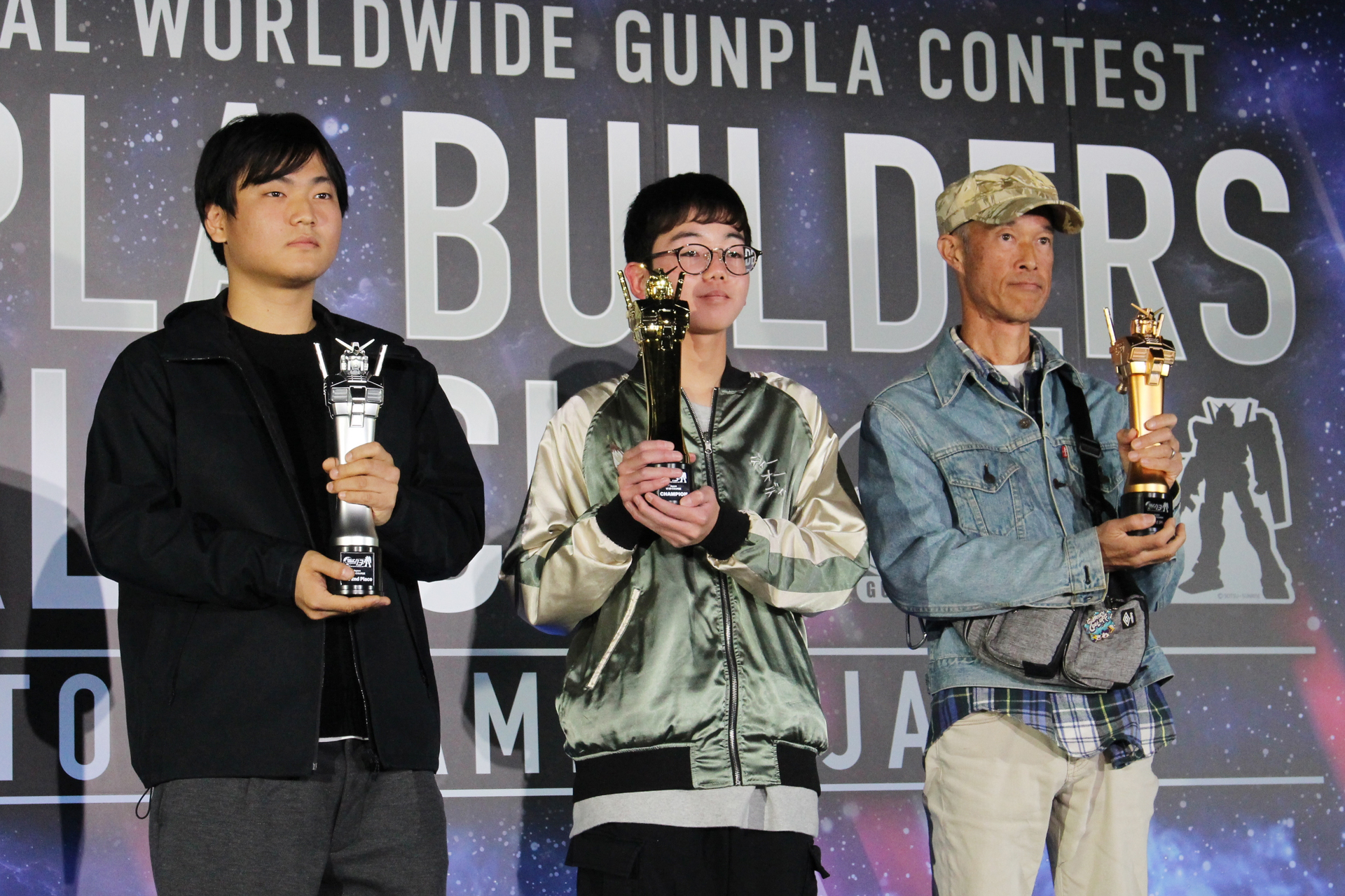 U-20コース入賞者、左から、アッキーさん、うな10さん、nanaさんの代理人で登壇したお父様