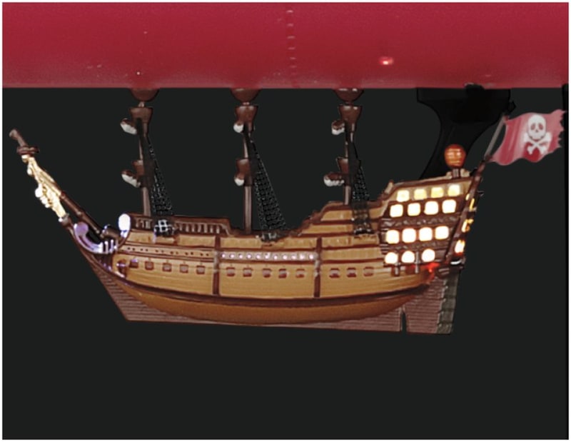 船底には帆船型ブリッジを備え、船尾楼の窓は静かに明滅