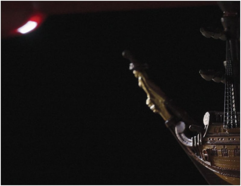 船体下部の照明によって女神像が照らし出される