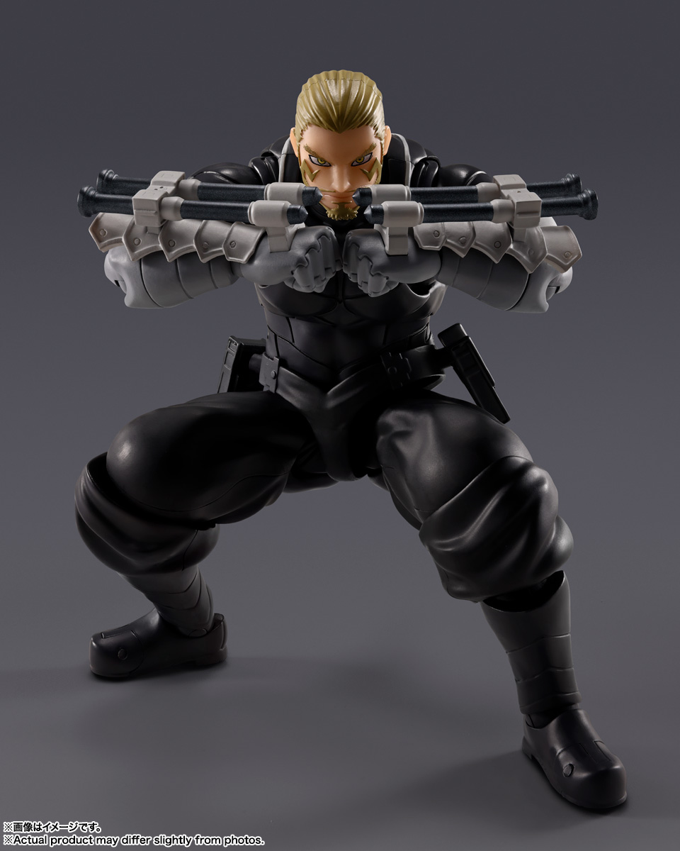 劇中に登場する専用武器も再現