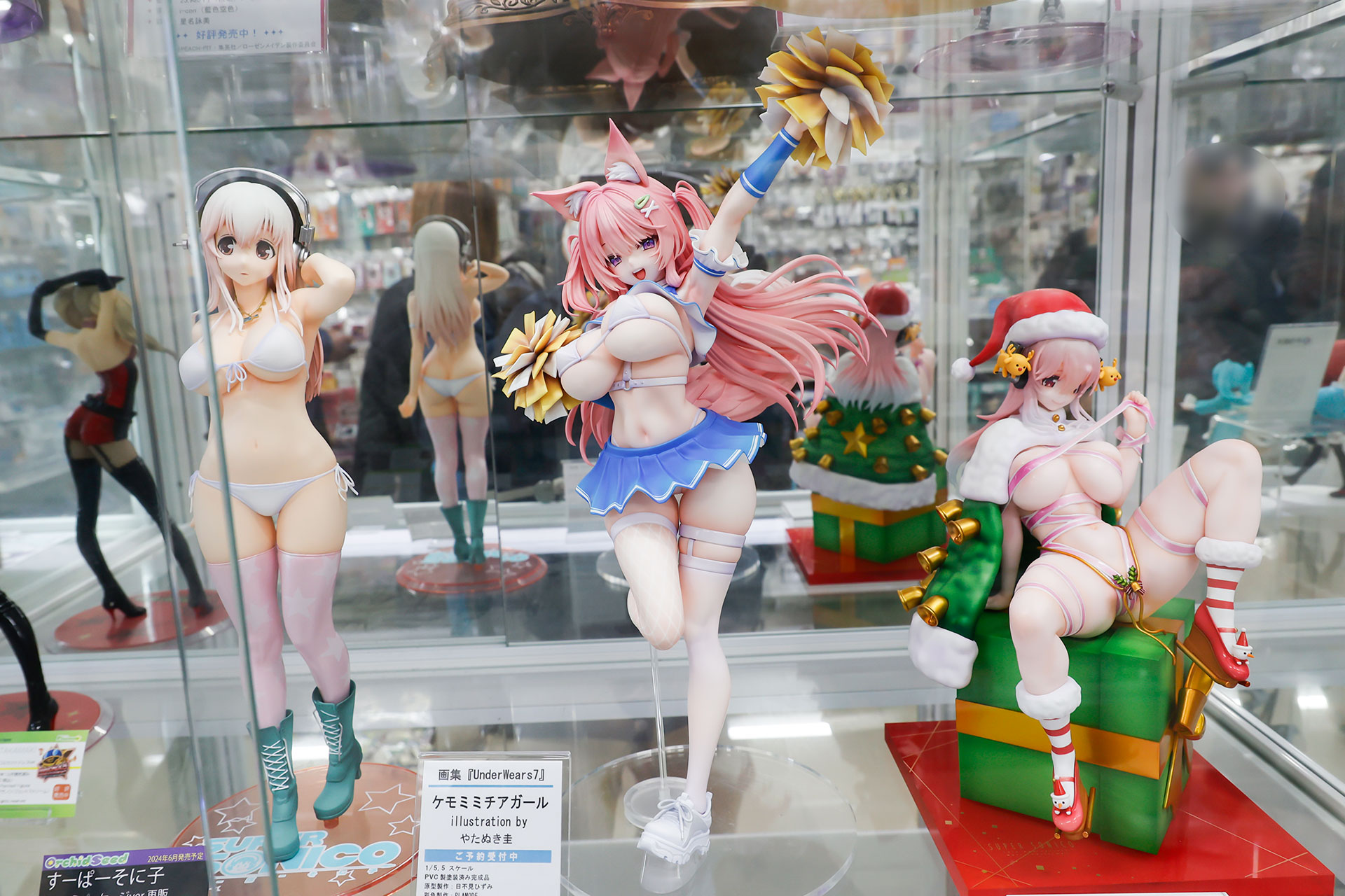 フィギュアの素材はPVCとABSで、台座部分を含む全高は約350mmだ