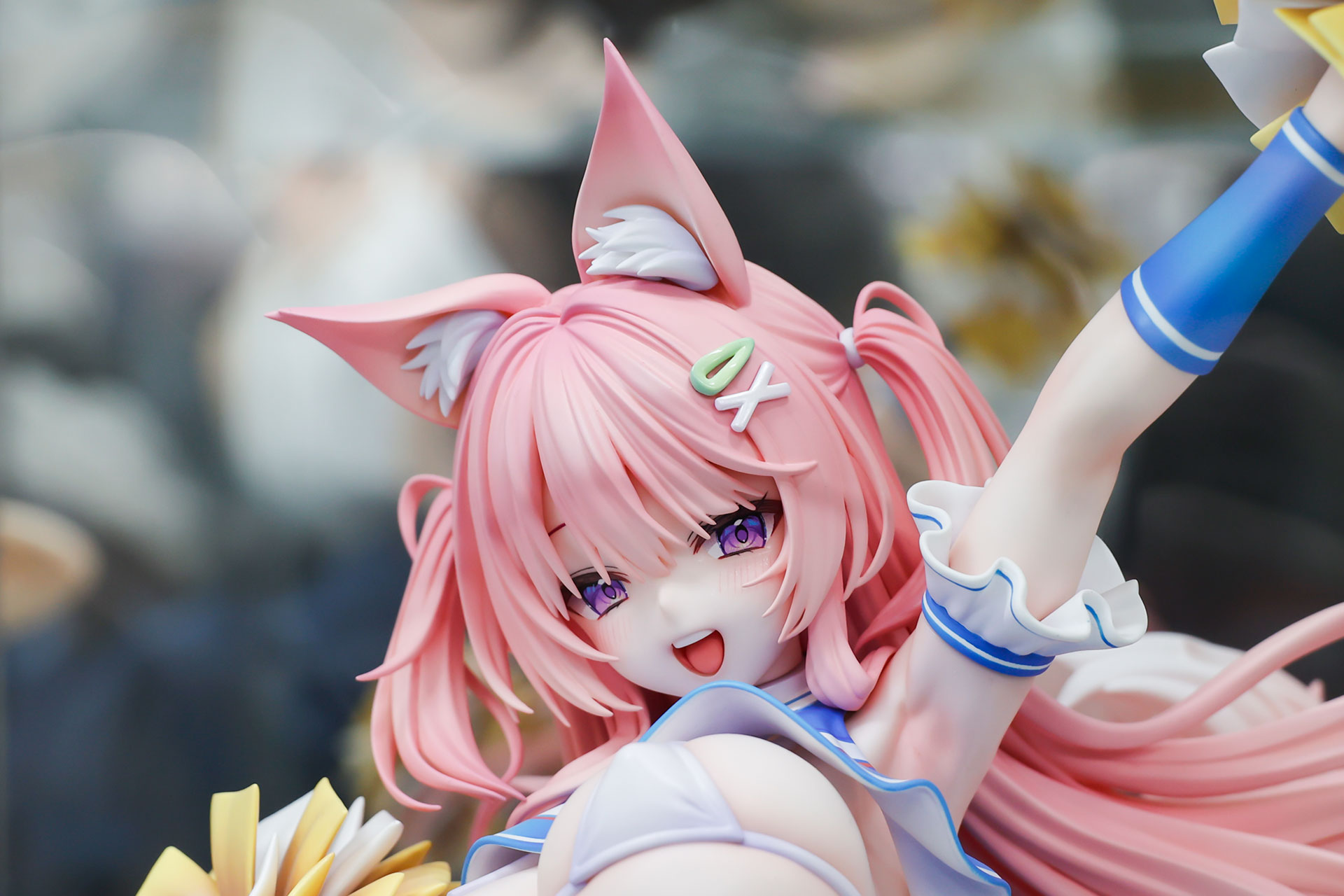淡いピンク色の髪がよく似合っている