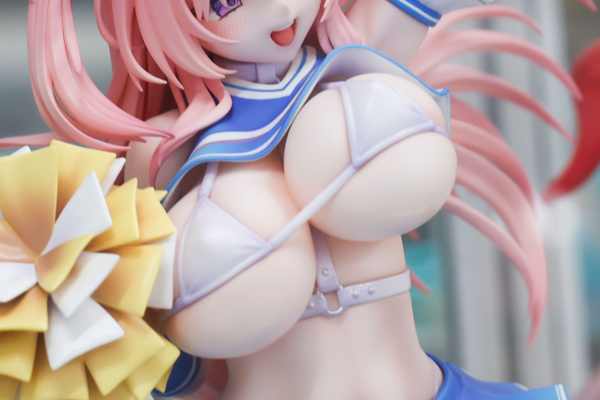 豊満なバストについつい目が行ってしまう
