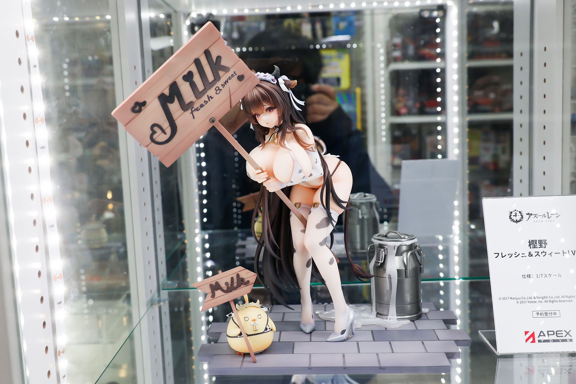 フィギュアの素材はPVCとABSで、台座部分を含む全高は約290mmだ