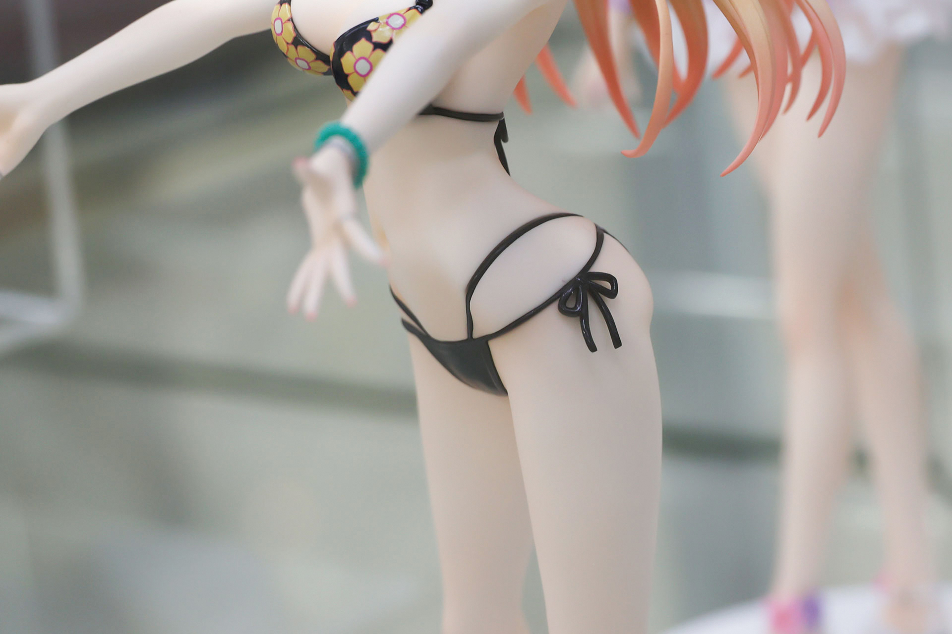 ビキニには紐や結び目などが付けられている