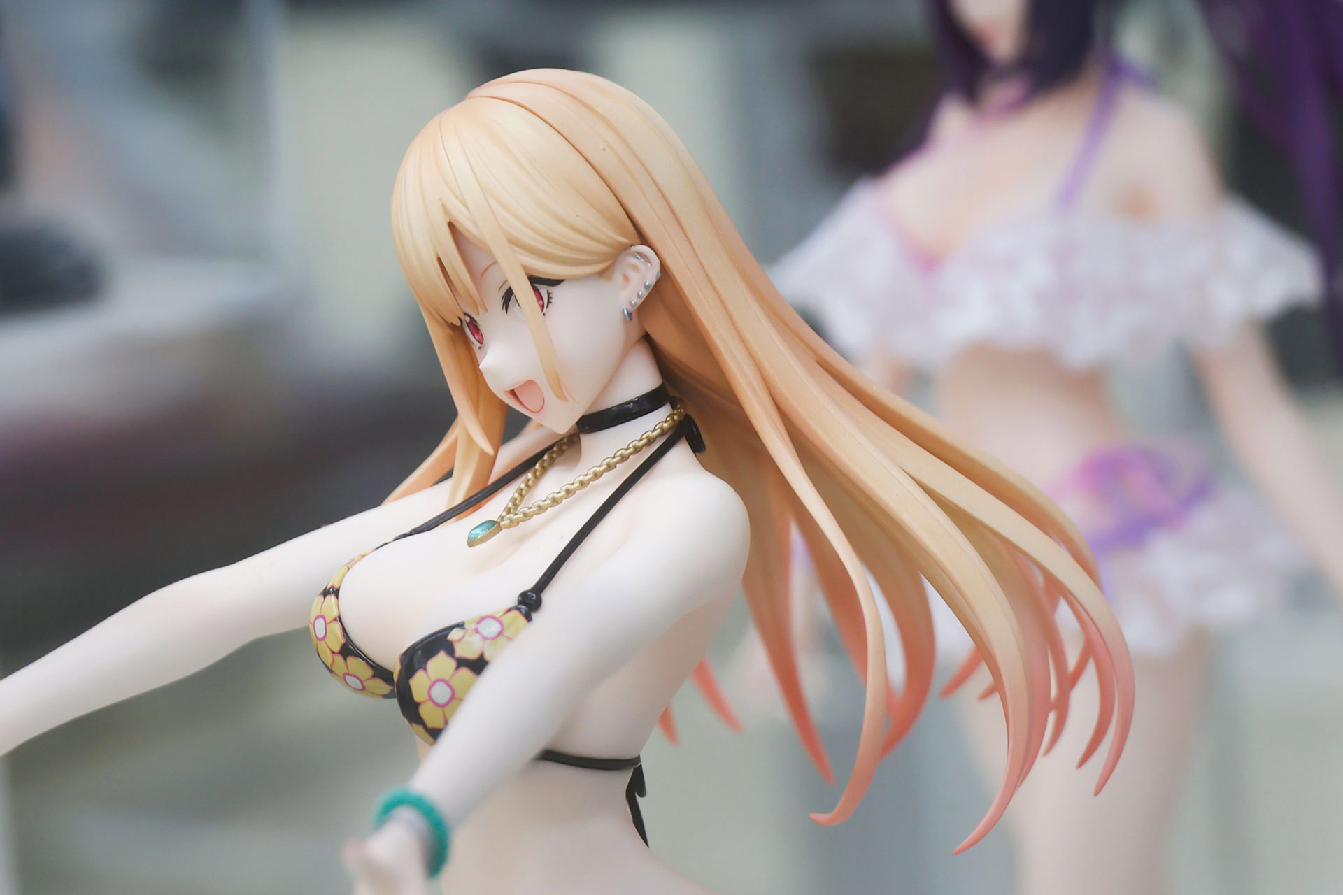 長い髪は毛先にかけてピンク色にグラデーションが掛かっている