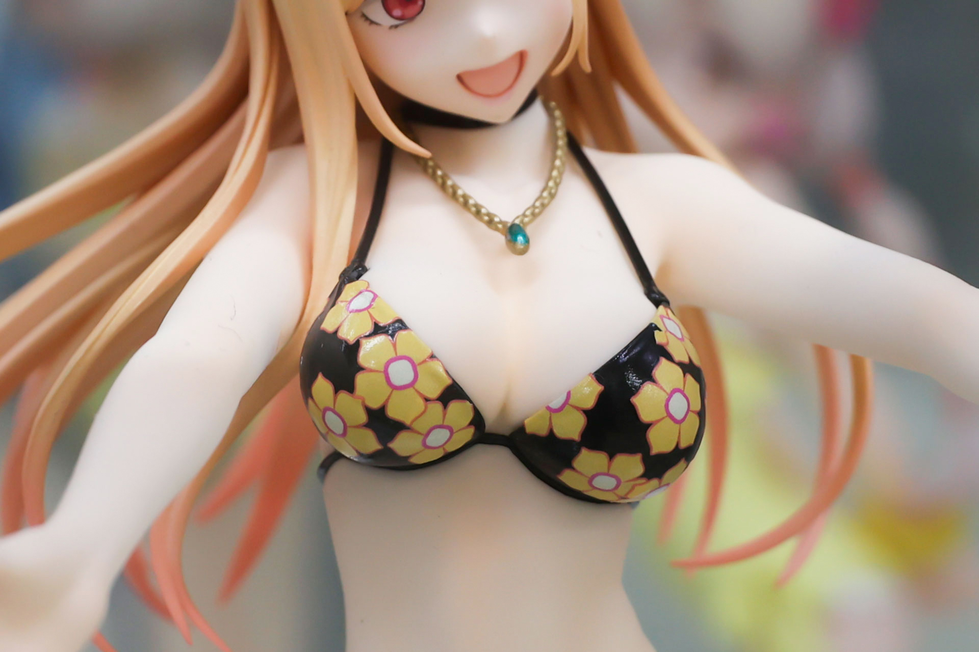 花柄のビキニも似合っている