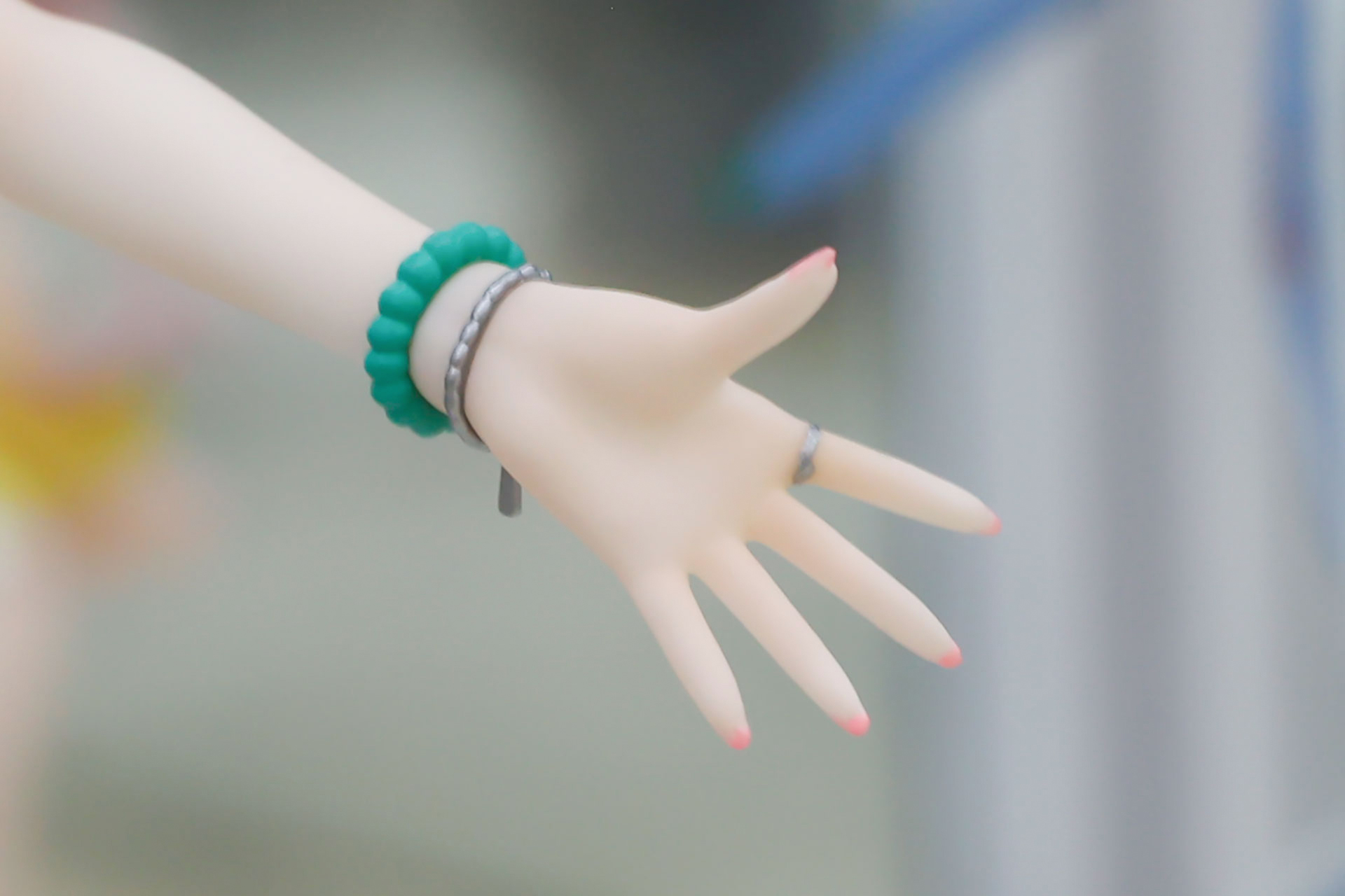 手にはいろいろなアクセサリーを付けている