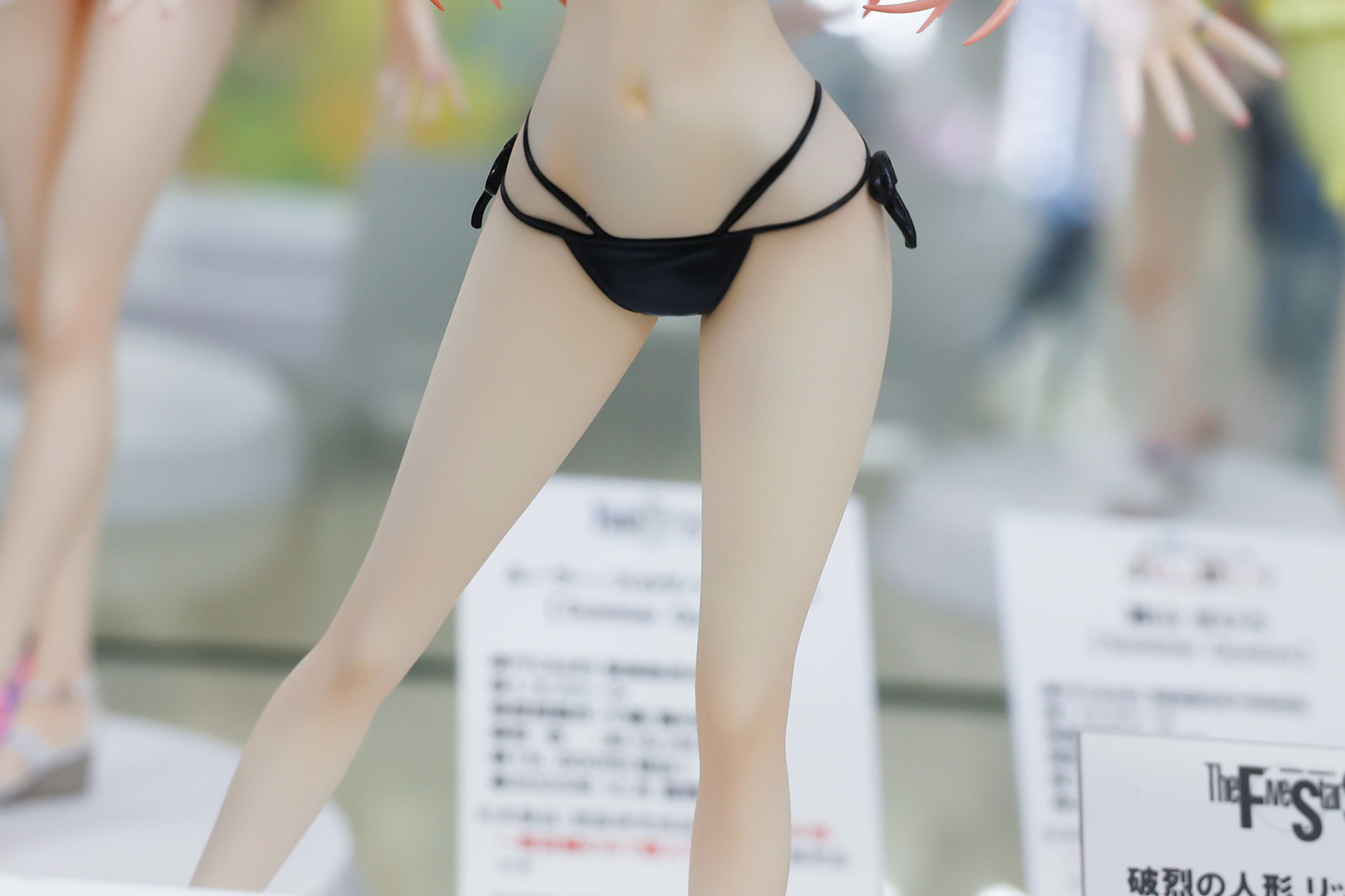 下半身のビキニは黒一色だ