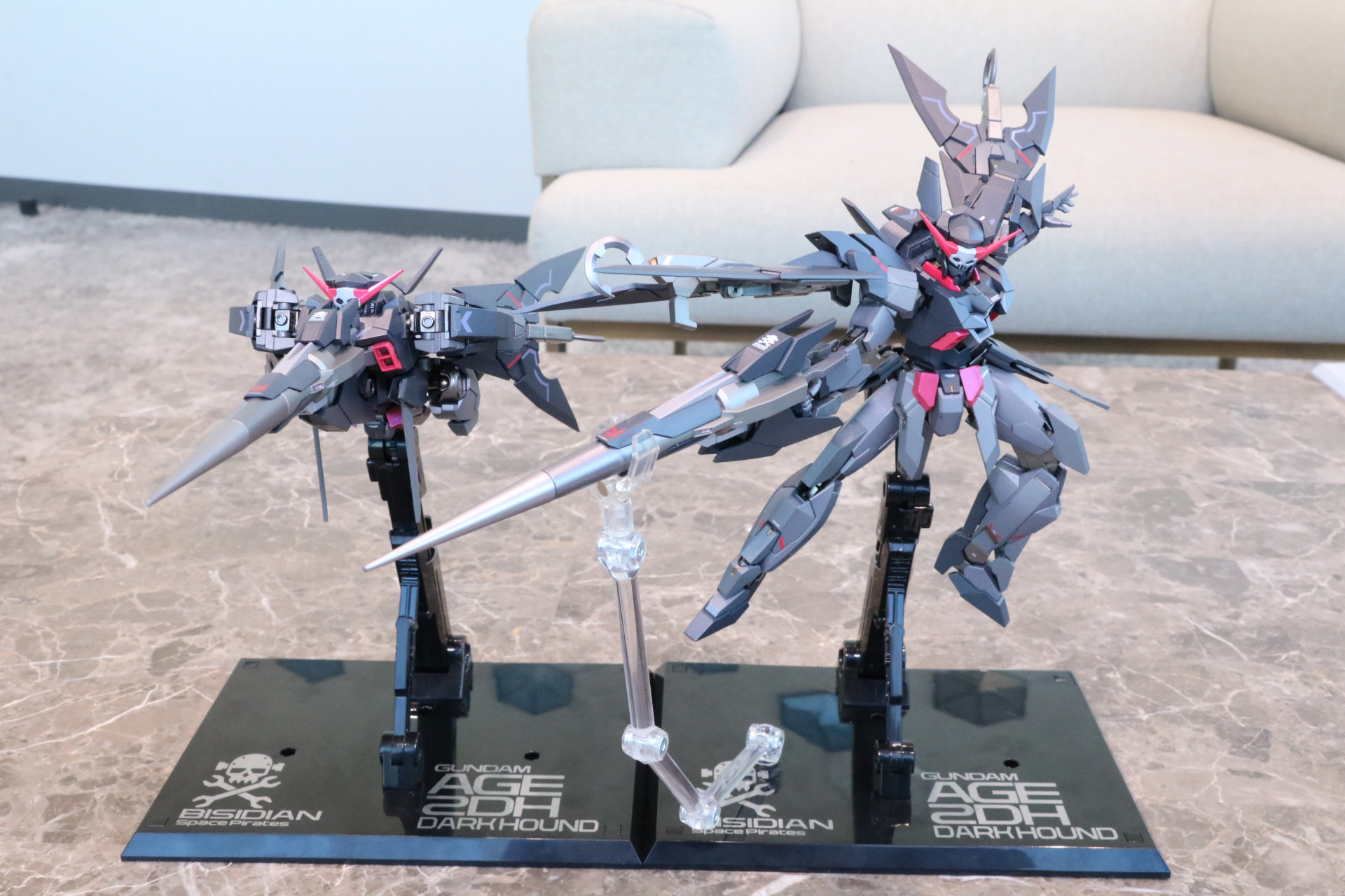 「METAL ROBOT魂＜SIDE MS＞ ガンダムAGE-2 ダークハウンド」モビルスーツ形態（右）、ストライダー形態（左）