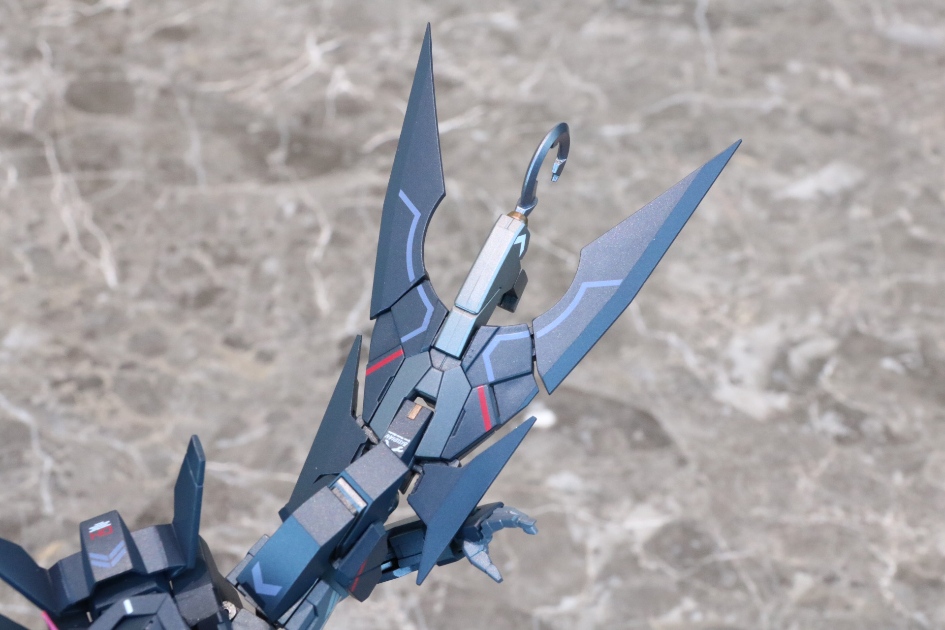 バインダーの肩側や先端部に引き出し可動が入り、シルエットの変化や可動範囲が向上