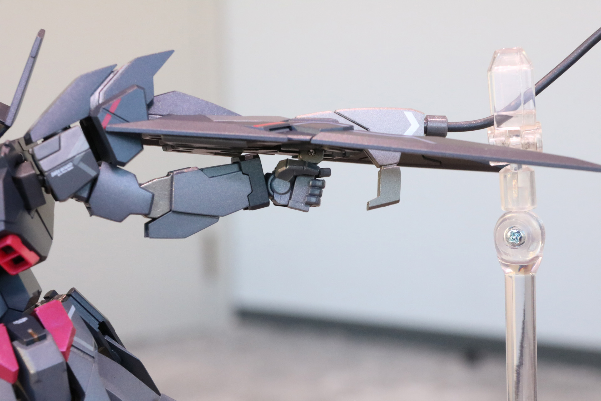 印象的なアンカーショットをバインダーに着けた状態でのポーズも可能