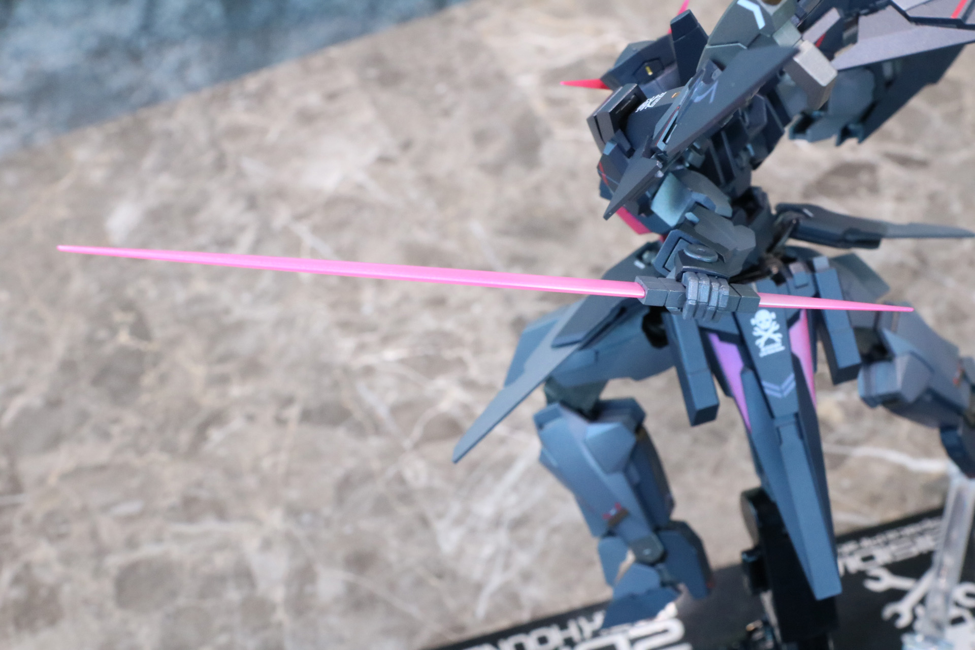 ビームサーベルは両刃展開状態も再現可能