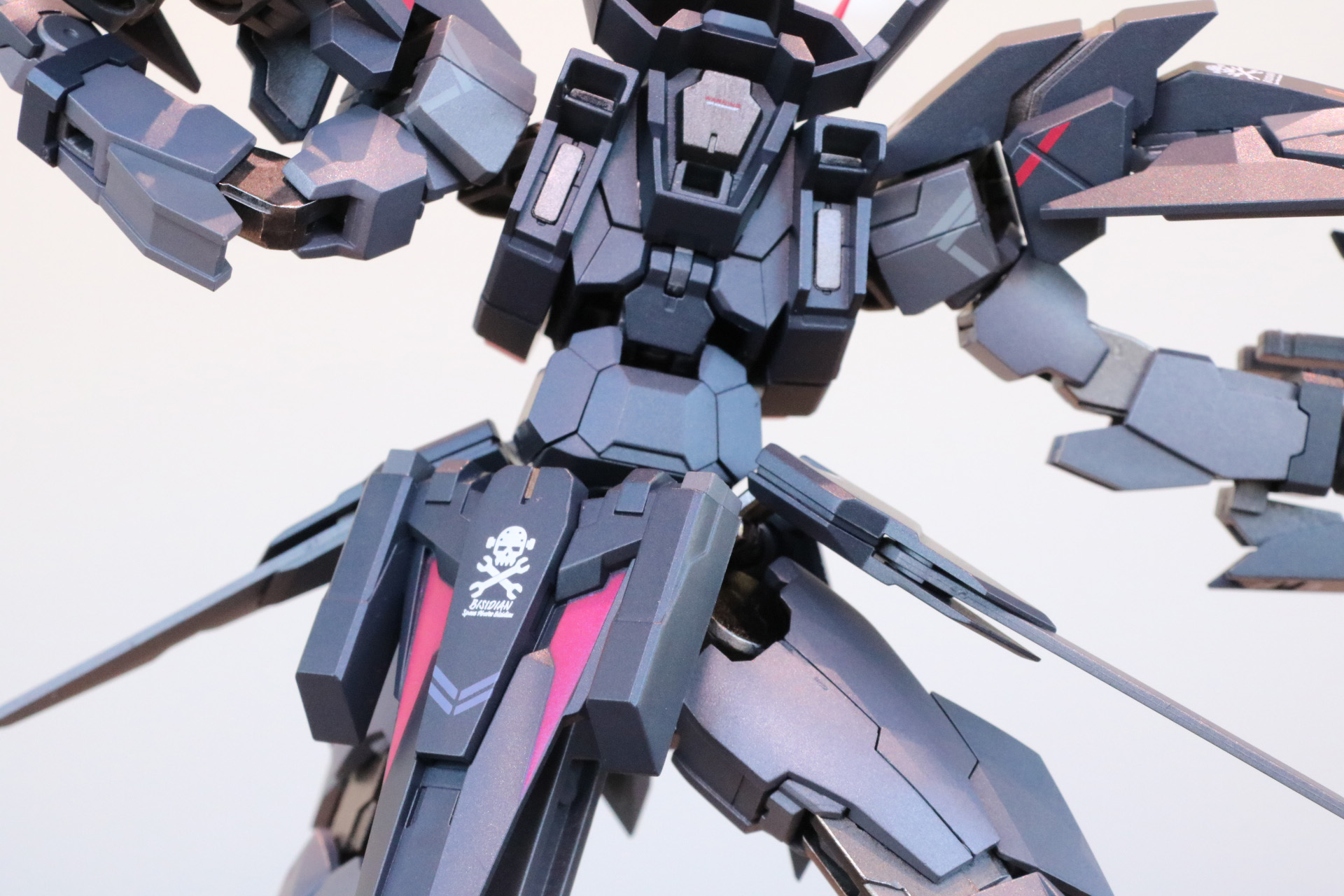 マーキングの位置やフォントなども『機動戦士ガンダムAGE』の世代交代や組織などの設定が感じられるものとなっている