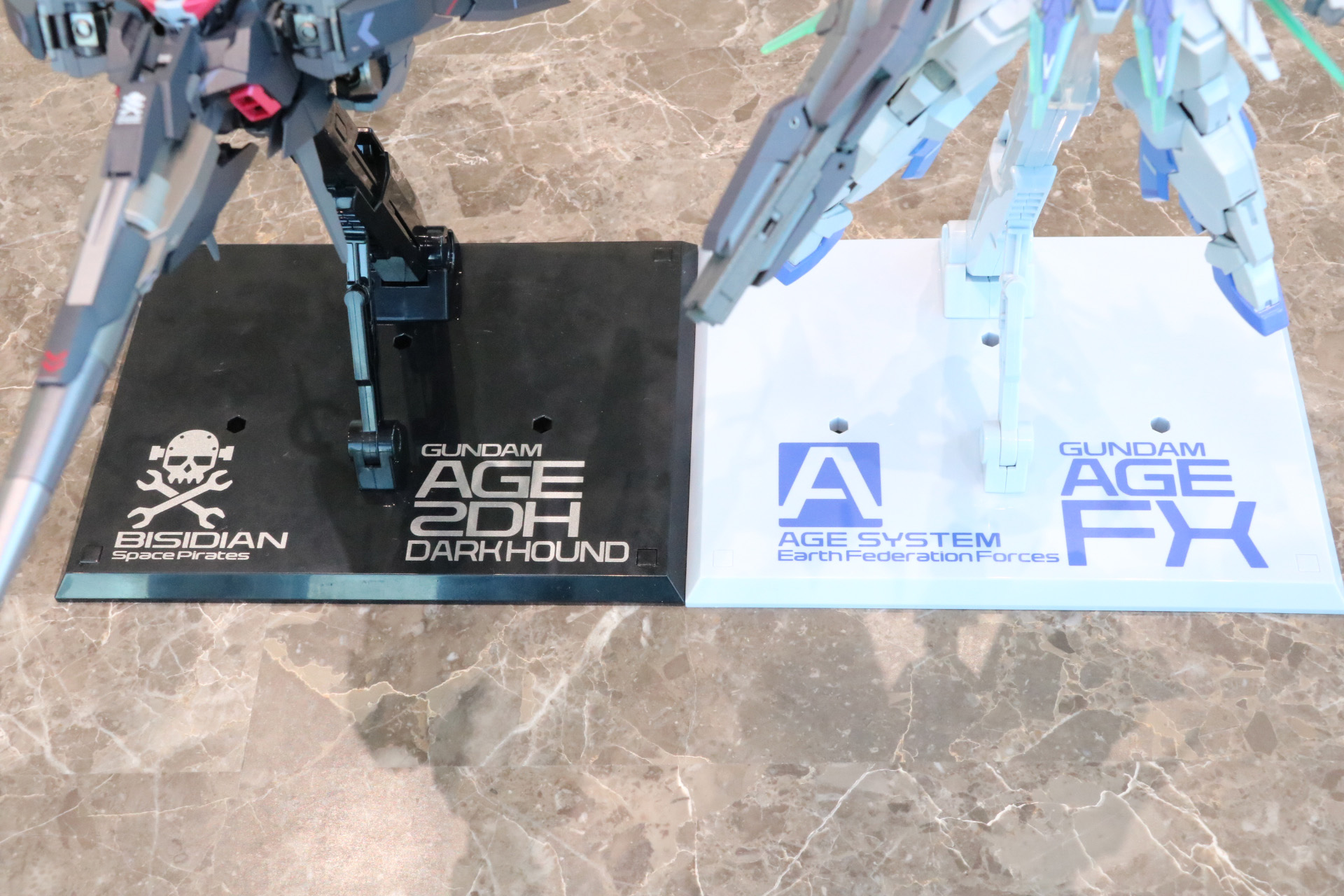 専用台座でも世界観が反映されたデザインとなっている