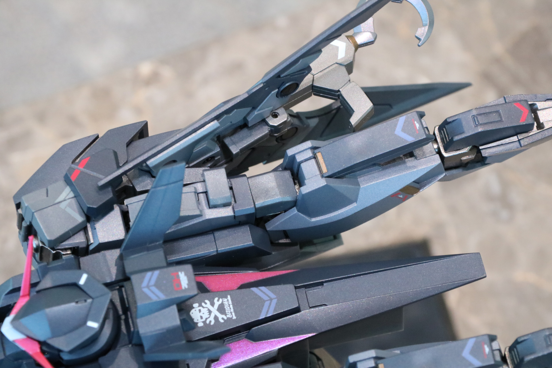 脚部に繋がる手首やバインダーを固定するアタッチメントパーツを使用してビジュアルを重視