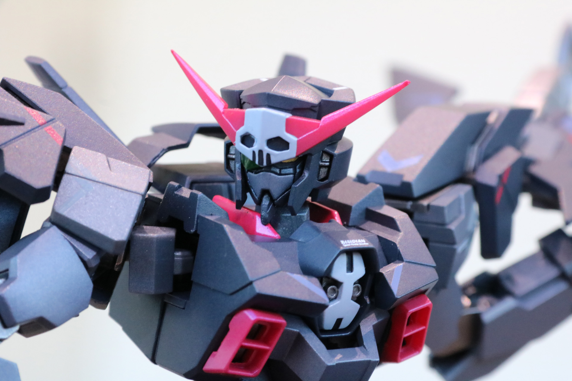 頭部も細かく造形され、彩色で輪郭も際立っている