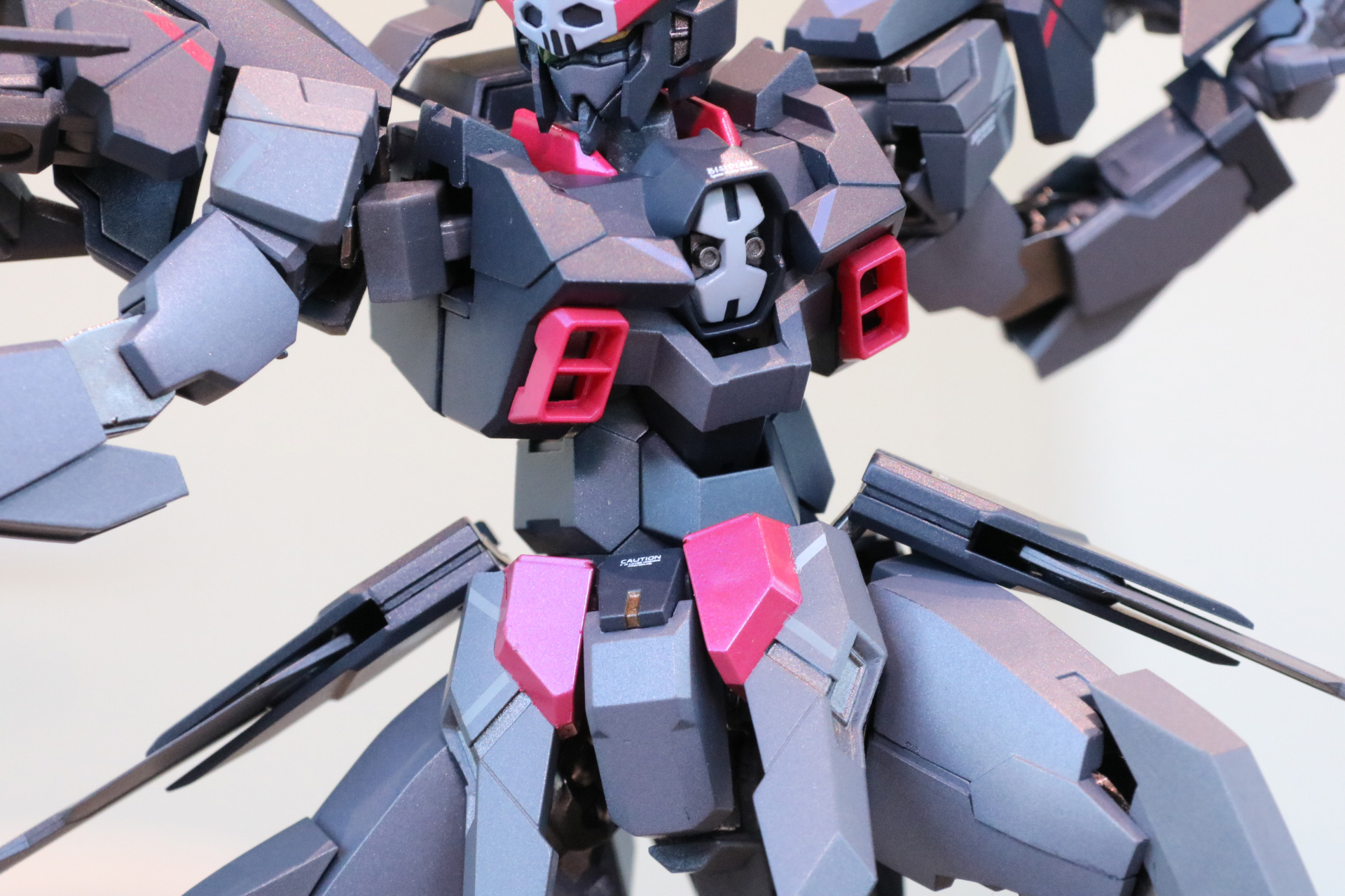 印象的な黒のカラーリングやグレーなども段階を付けて立体感ある色合いとなっている