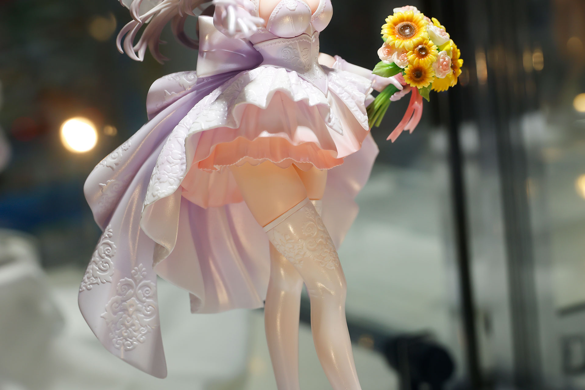 白い太ももがチラリと見える