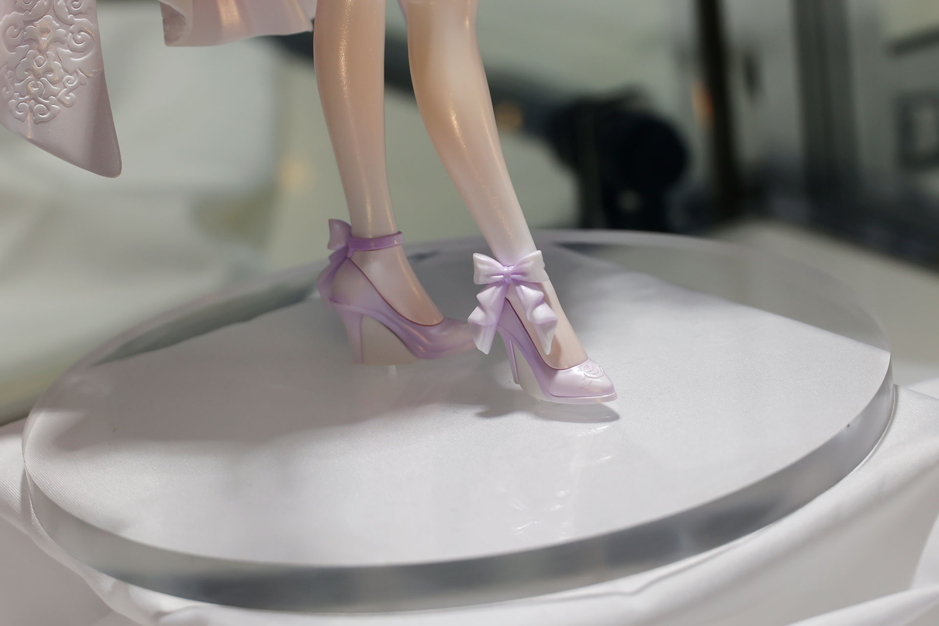 足元も高級感のあるハイヒールを履いている