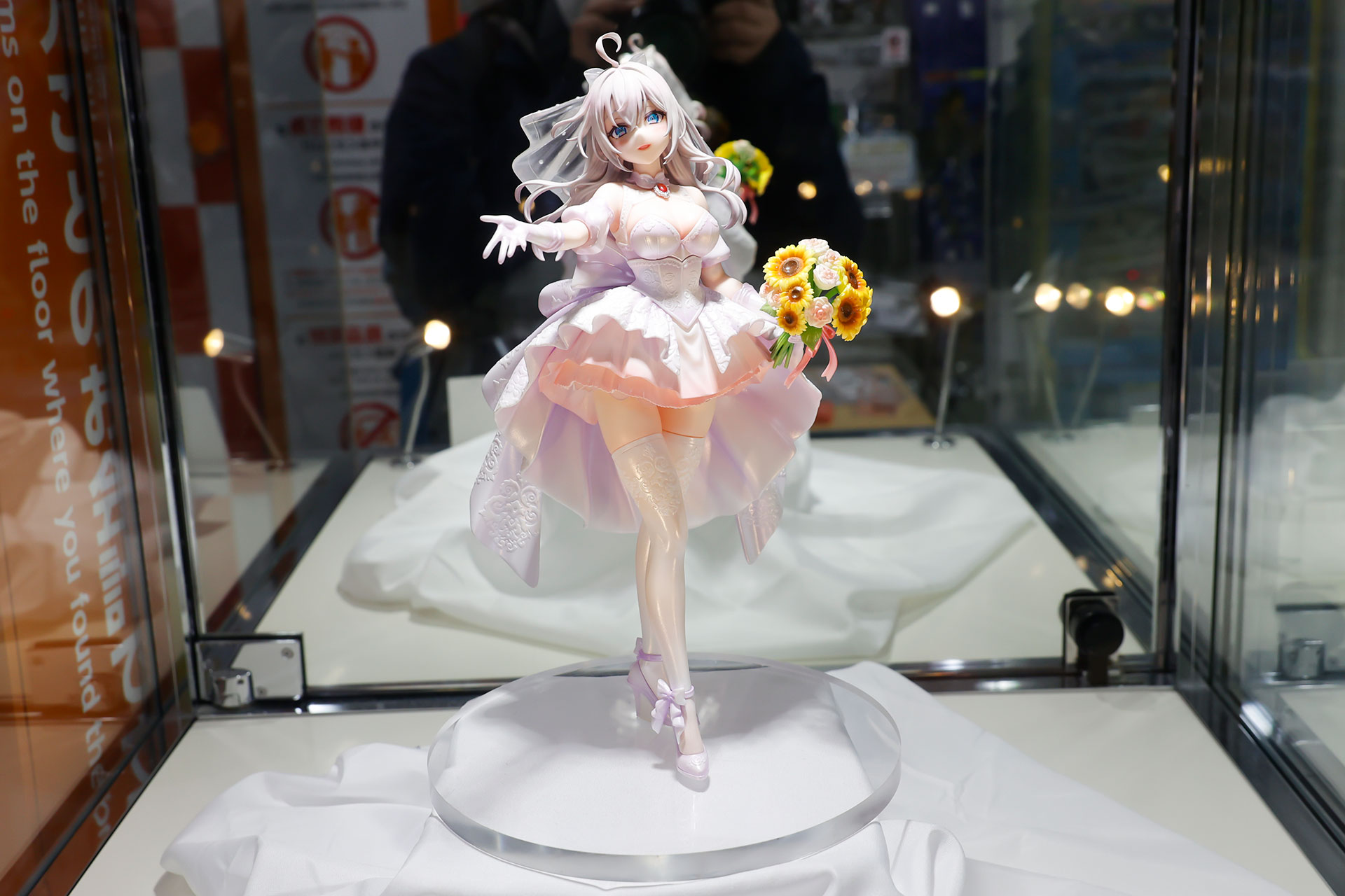 フィギュアの素材はプラスチックで、全高は約240mmだ