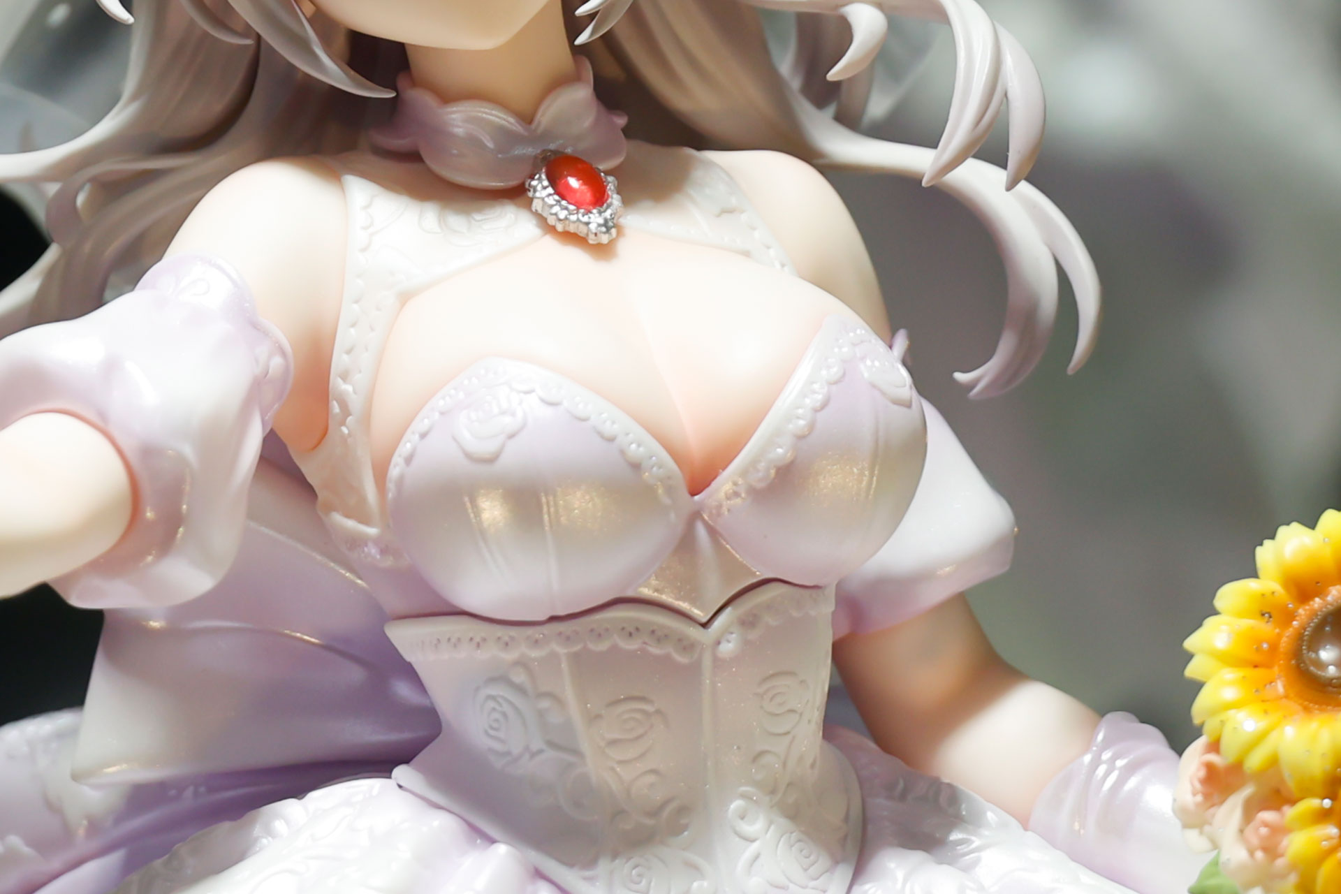ウエディングドレス部分はとにかくデザインが細かい