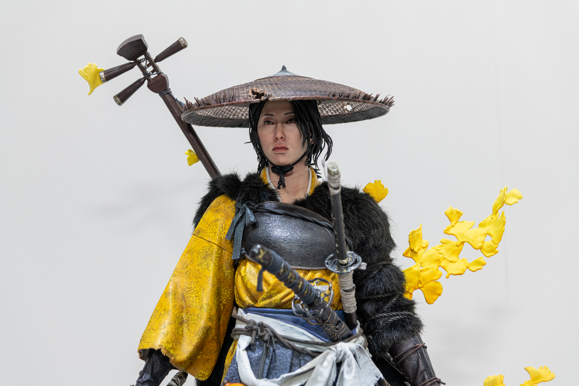 笠に陰った顔つきは精悍で美しい