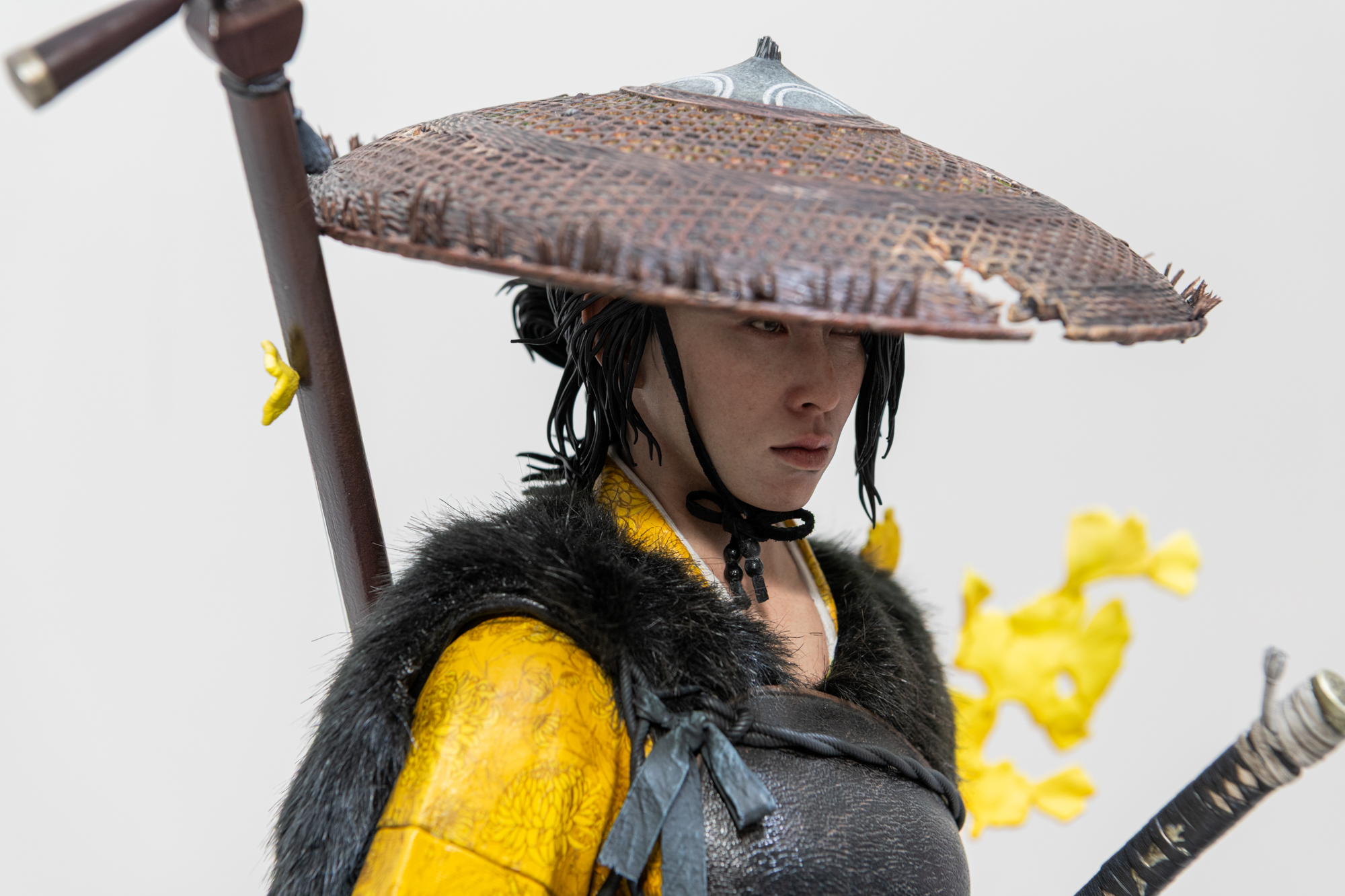 笠に陰った顔つきは精悍で美しい