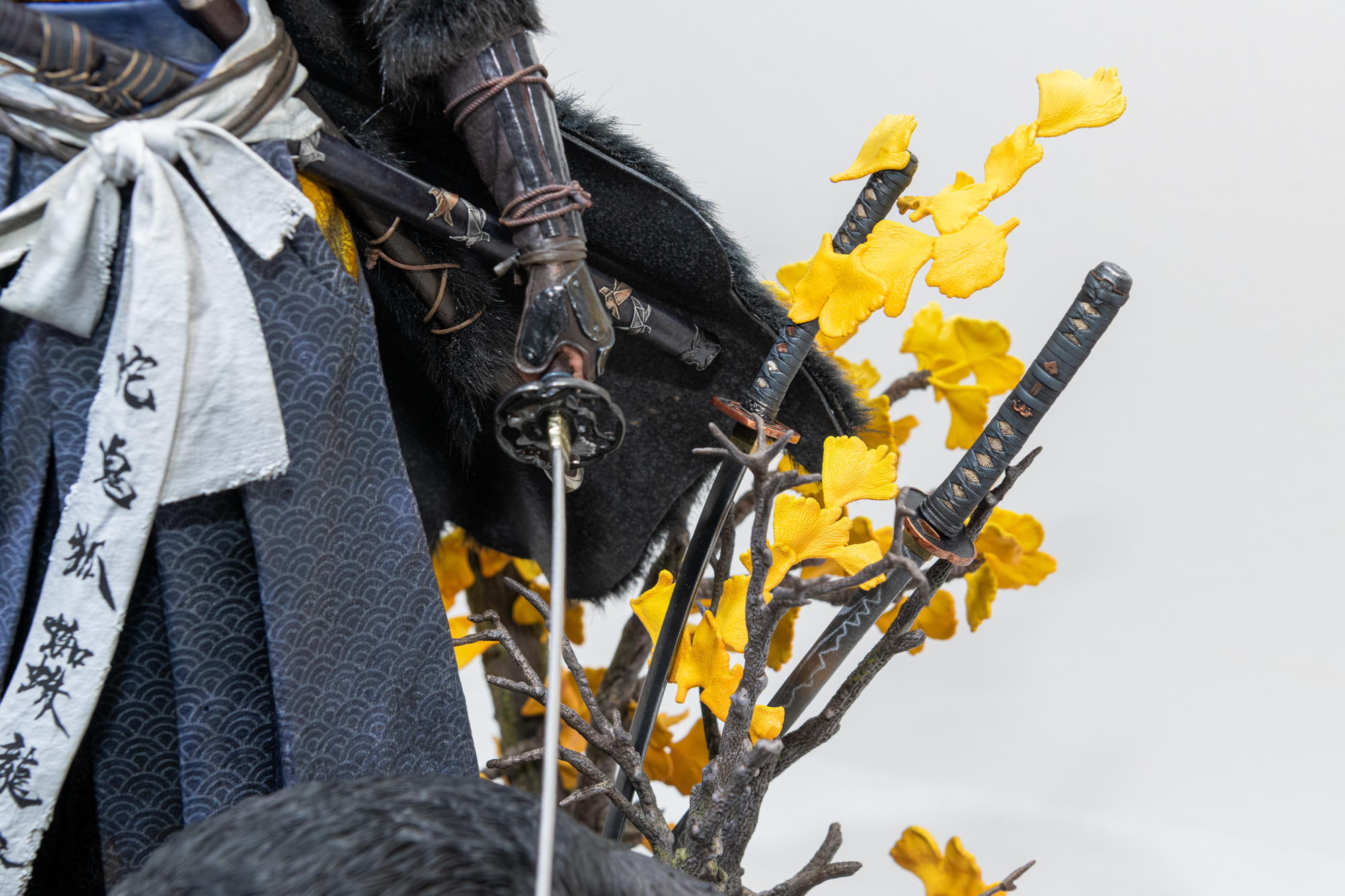 突き刺さった刀も細やかに造形